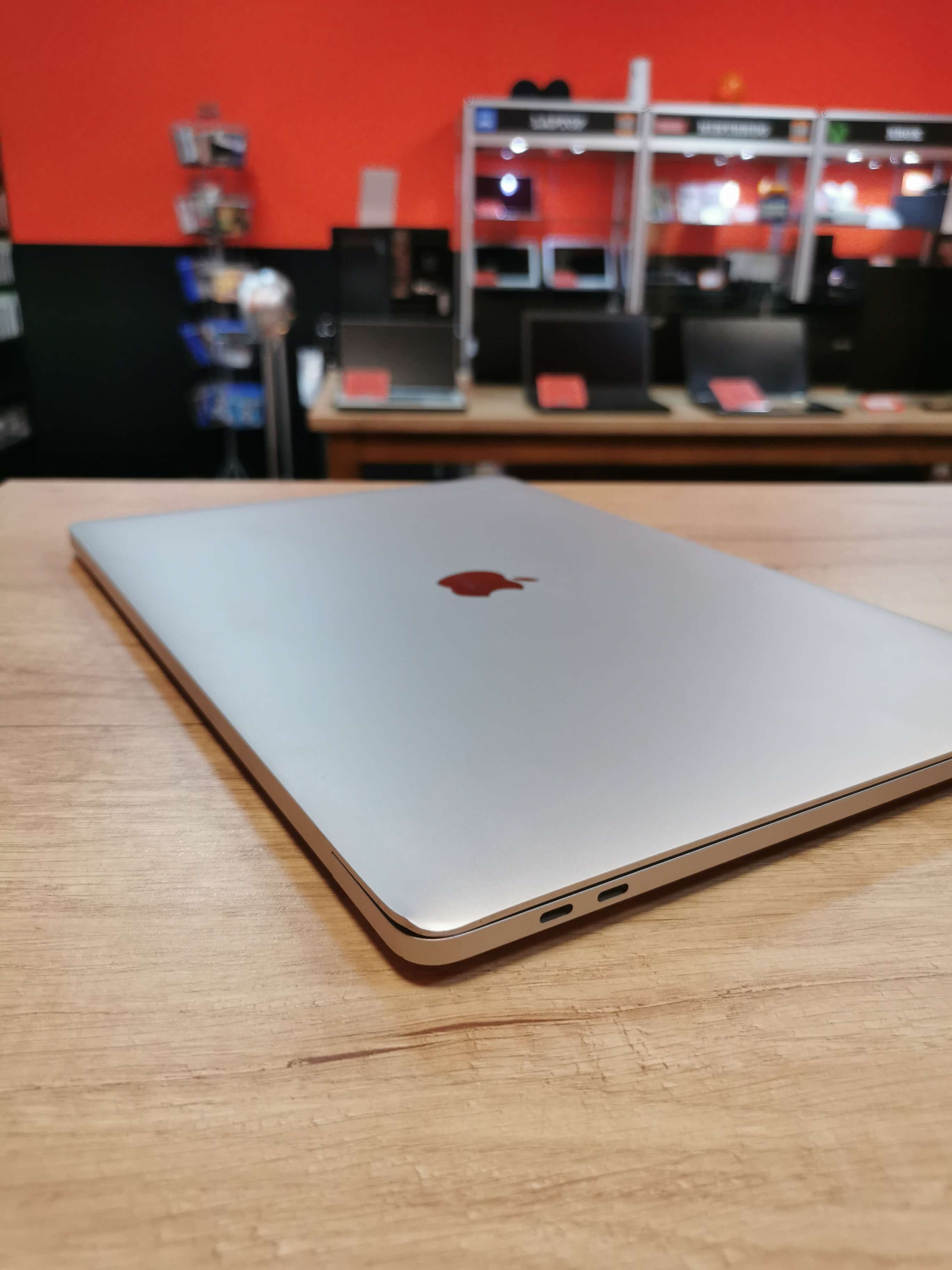 Apple MacBook PRO Retina 16 2019 A2141 Touchbar, I9 2.3 GHz, 16 Gb RAM DDR4, SSD 1 Tb, AMD Radeon PRO 5500M 4 Gb, UHD Graphics 630 - imagine 3