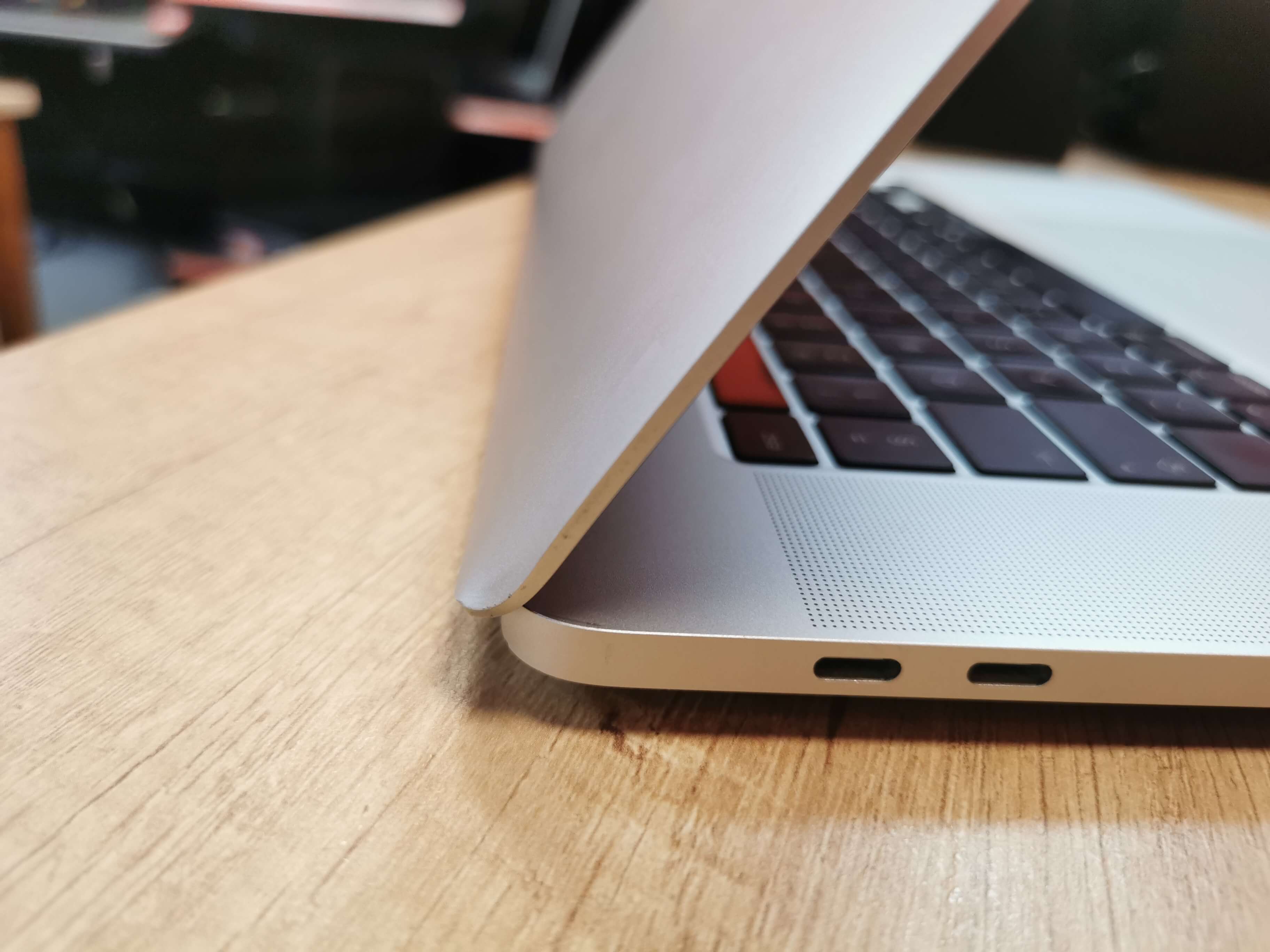 Apple MacBook PRO Retina 16 2019 A2141 Touchbar, I9 2.3 GHz, 16 Gb RAM DDR4, SSD 1 Tb, AMD Radeon PRO 5500M 4 Gb, UHD Graphics 630 - imagine 4