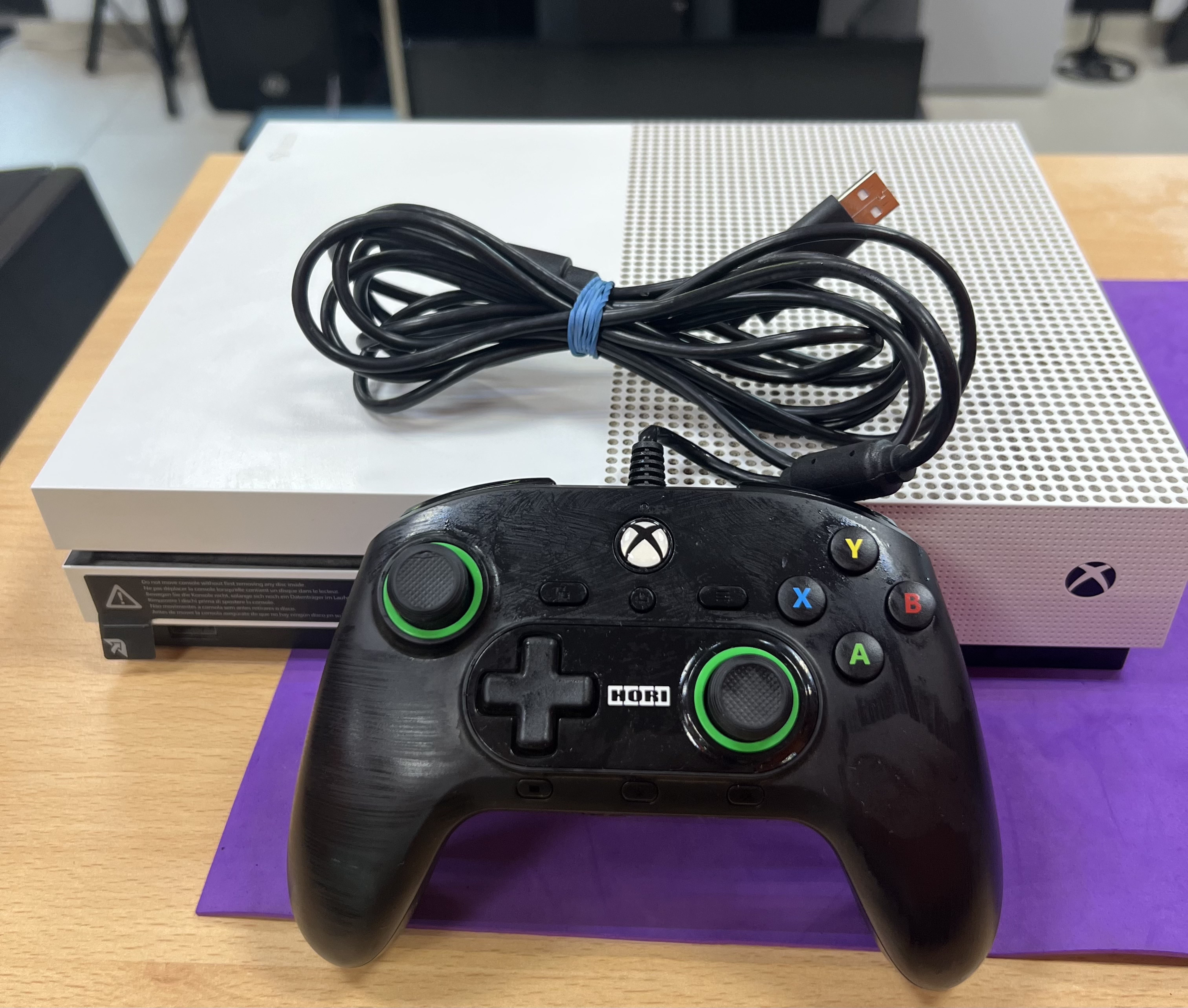 Consola Microsoft Xbox One S 500 Gb + Controller cu fir compatibil Hori - imagine 2