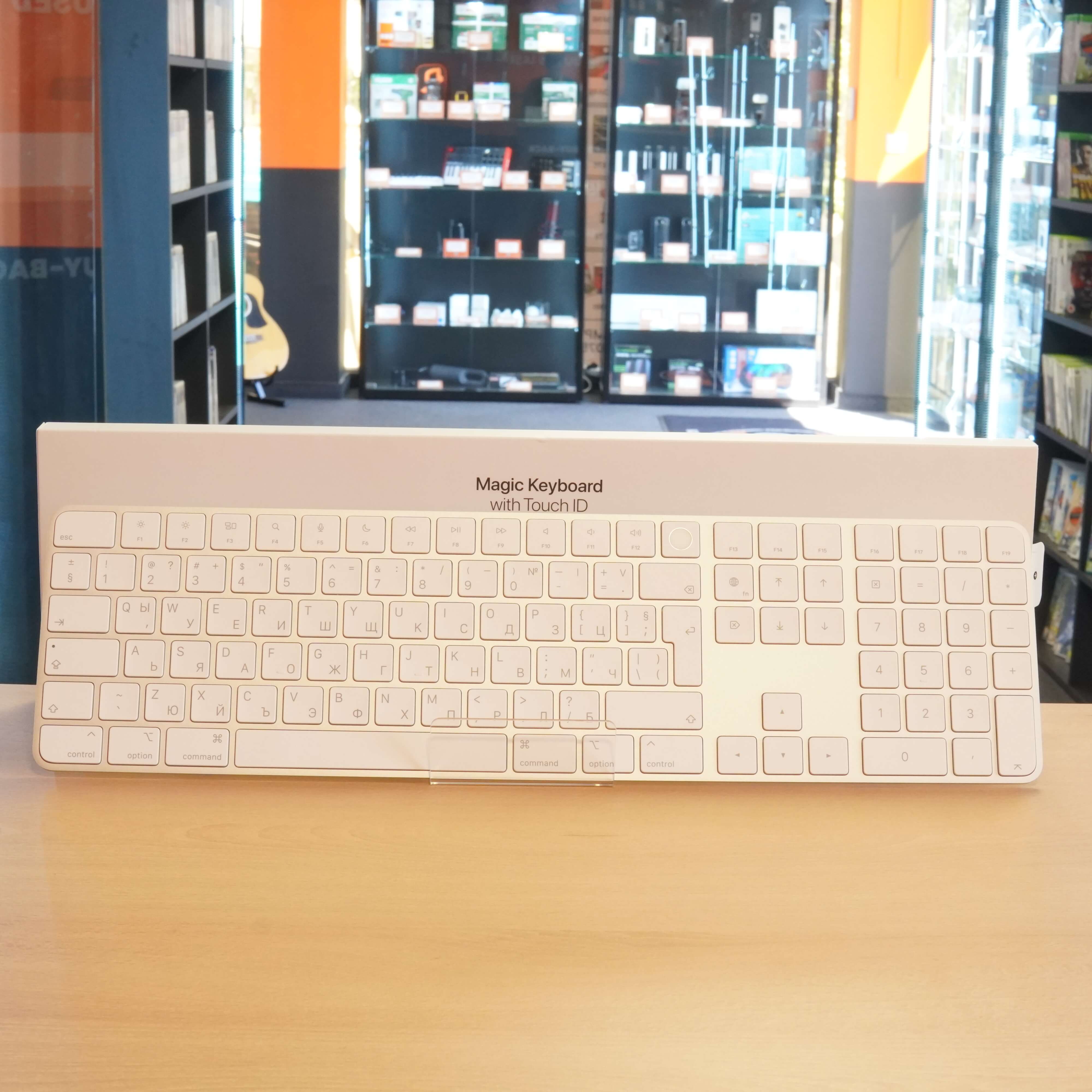 Tastatura Apple Magic Keyboard Numerica cu Touch ID, A2520, Lightning, Alb