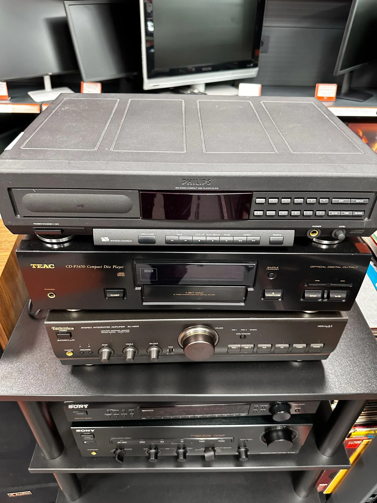 Stereo Compact Disc PlayerPhilips CD 910, format Disc: CD, mecanism CDM-12.1/05, 20Hz - 20kHz, 70 dB, iesire Casti, negru