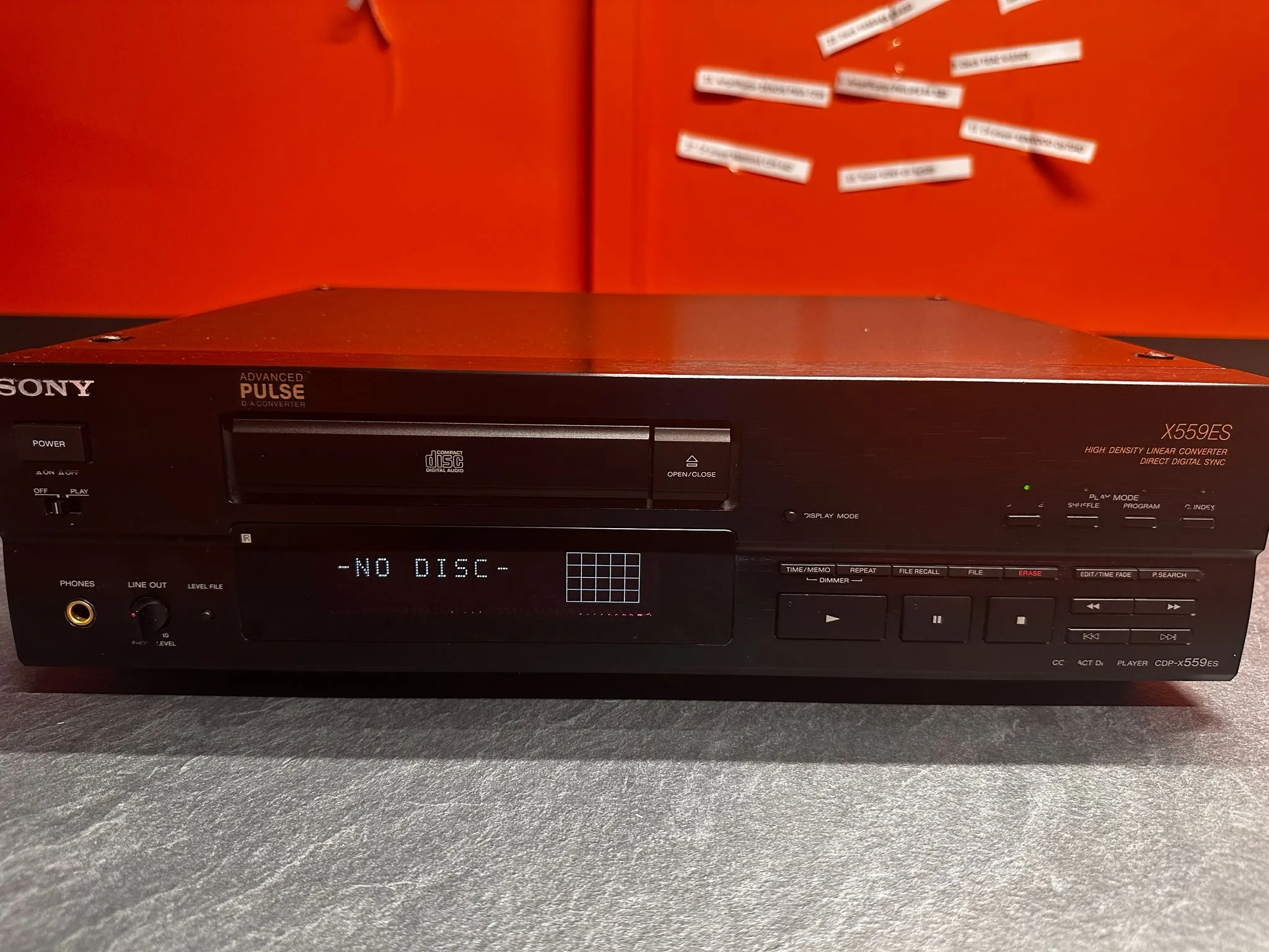 Stereo Compact Disc Player SONY CDP-X559ES, Format CD, 2Hz - 20kHz, mecanism KSS-272A, THD 0.001, 13 Kg, 1992, negru