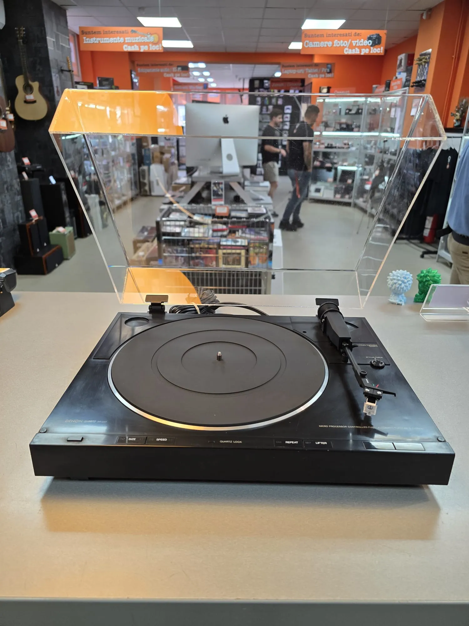 Pick-Up DENON DP-23F, 33.33/45RPM, Platou de Aluminiu 30Cm, Complet-Automat, Brat 220mm cu Servocontrol Electronic, Raport semnal-zgomot 75 dB, Quartz Lock Direct Drive, Consum 7 W, Alimentare Interna, Negru
