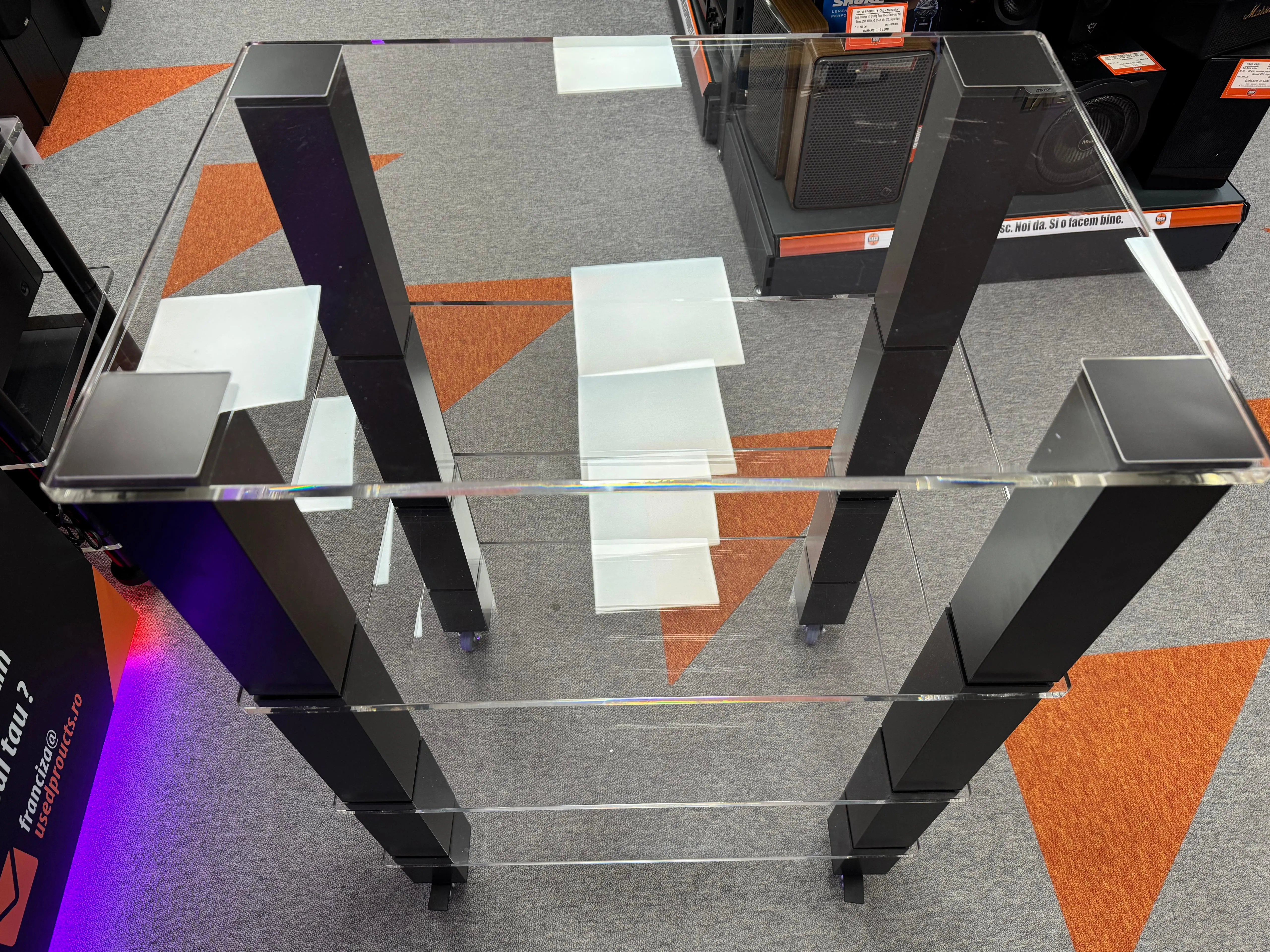 Rack expunere sisteme audio, 4 polite acril 65x45x90 cm, Profil aluminiu anodizat 7x7cm, Roti - imagine 3