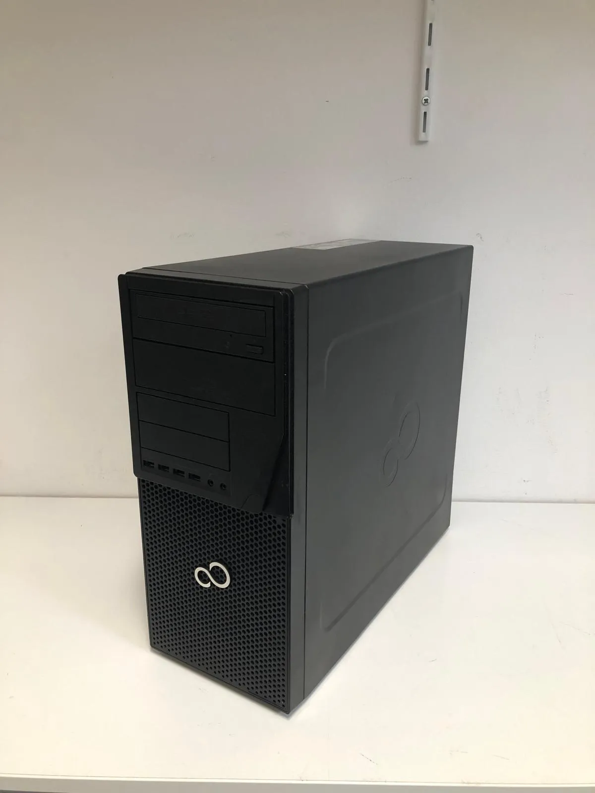 Unitate Desktop Fujitsu, Intel Core i3 6100, 8 Gb RAM DDR4, 750 Gb HDD, Intel HD Graphics, VGA, DP