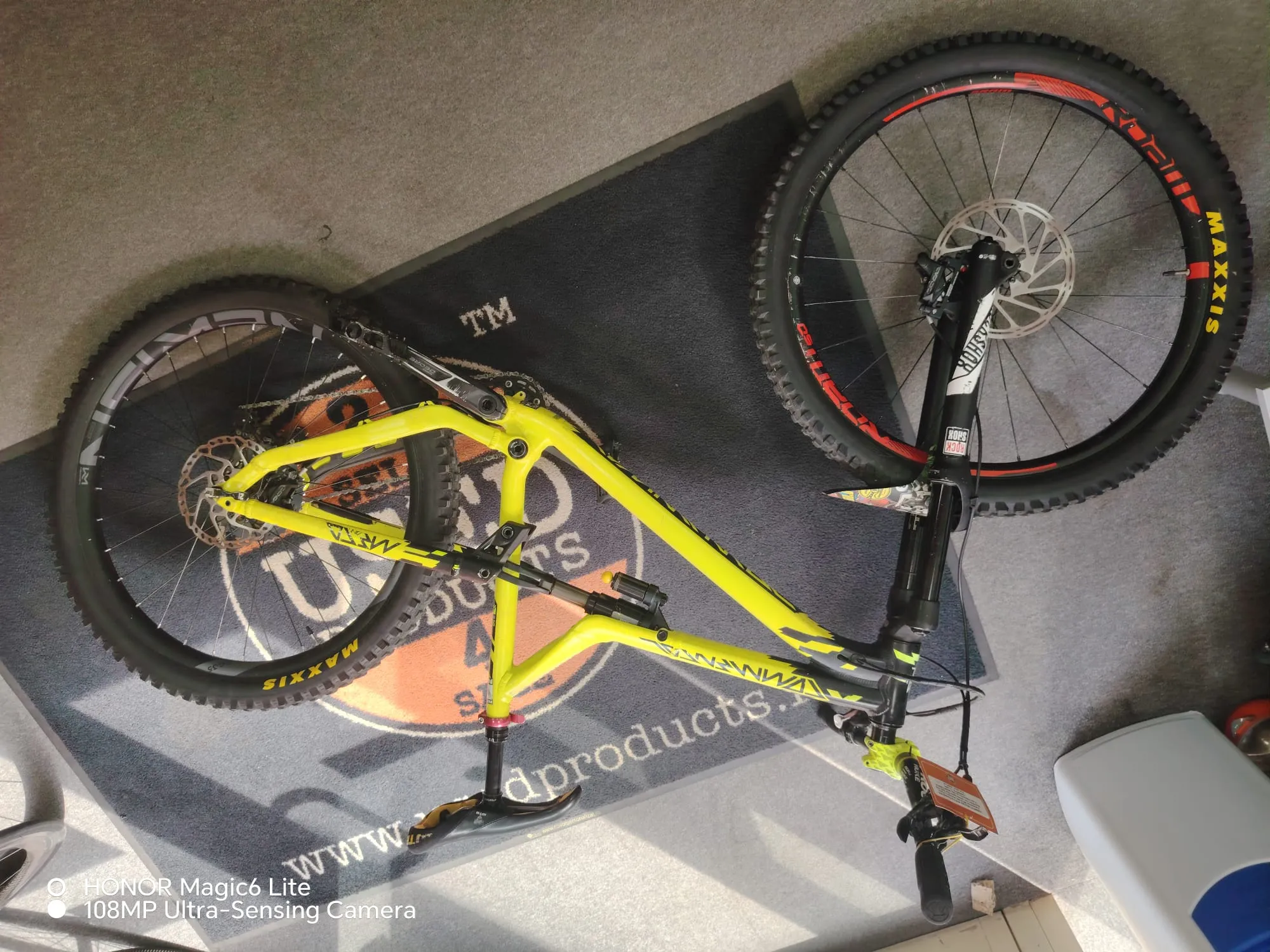 Bicicleta MTB Full Suspension Commencal META AM, Marime L, Furca RockShox Yari, Shock Spate FOX DHX 4.0, Frane Hidraulice pe Disc SRAM CODE R, Roti 27.5 Inch, Ghidon Nukeproof 780, Pipa Azonic 35mm, Verde