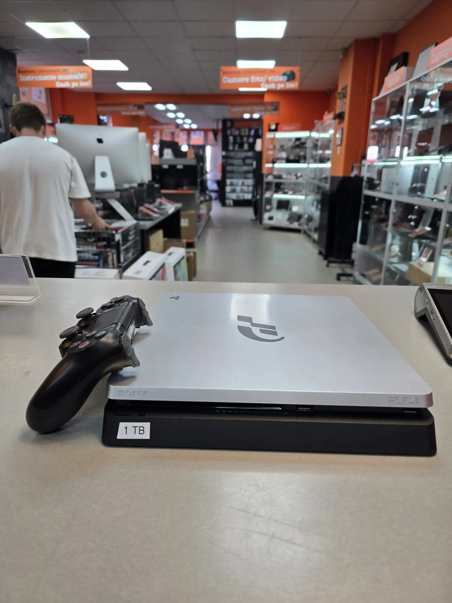 Consola Sony PlayStation 4 Slim 1 Tb, Gran Turismo Edition + Controller - imagine 2