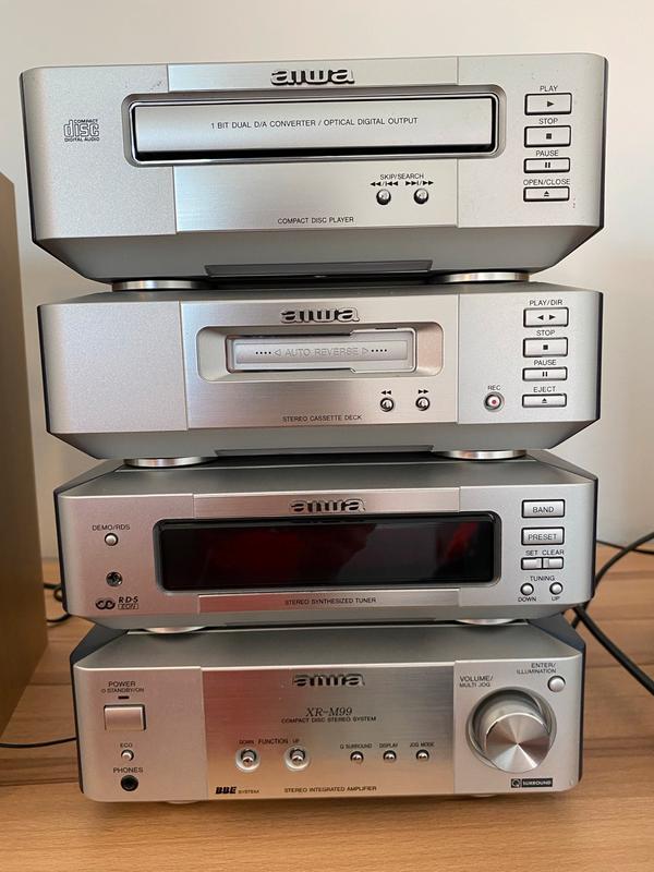 Sistem audio Hi-Fi Aiwa XR-M99, putere 2x25W RMS, impedanta 6 ohmi, panou aluminiu, CD player DX-LM99, raport semnal-zgomot 90dB, iesire optica, radio RDS TX-LM99, iesire subwoofer, mufa casti, telecomanda - Fara Boxe