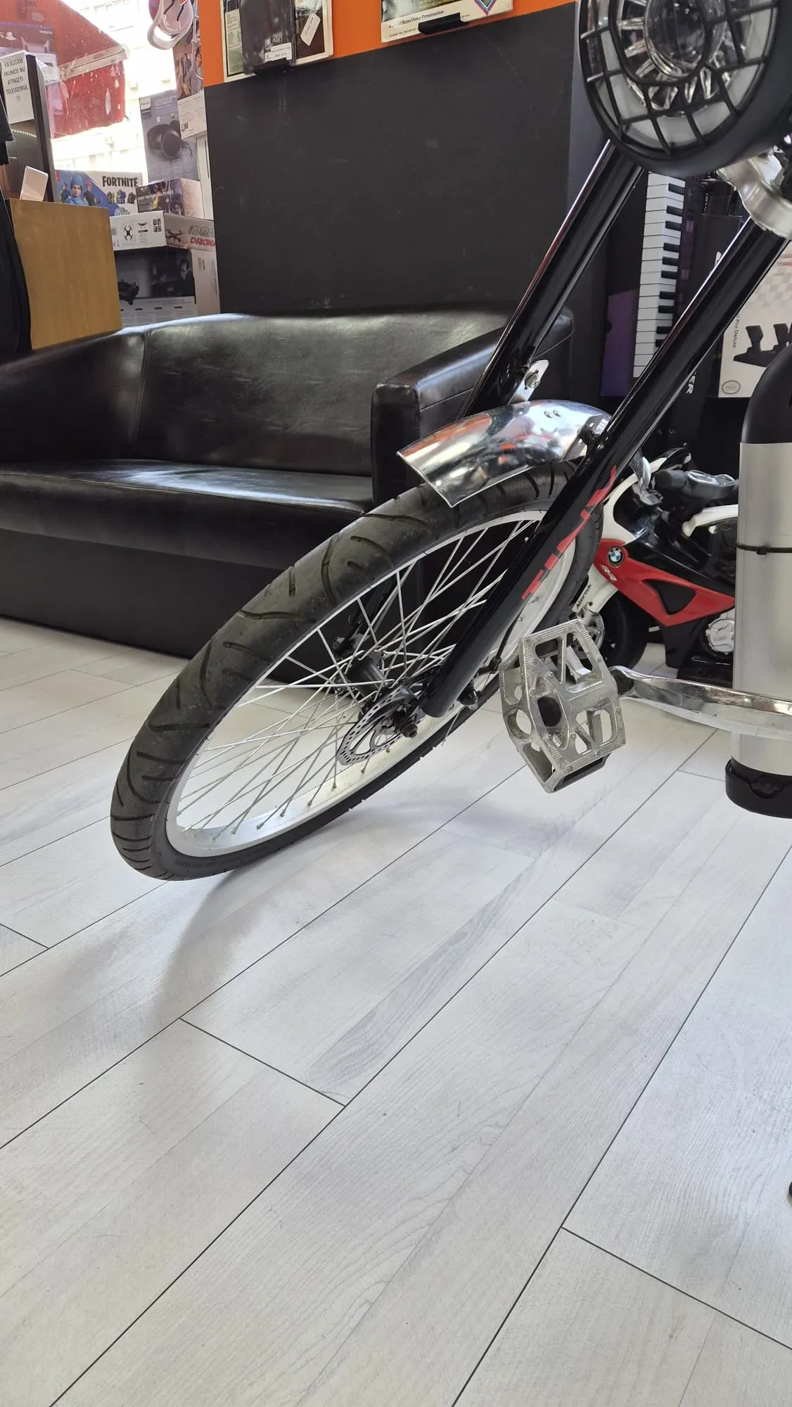 Bicicleta Electrica Domekit E-Bike, 350W, 35-50 km/H, Sustine pana la 140 kg, Autonomie pana la 25 km, Cadru din otel cu carbon ridicat, Roata Fata 24 inch, Roata Spate 20 inch, Cheie pornire bicicleta, Far, Claxon, Negru/ Rosu - imagine 6