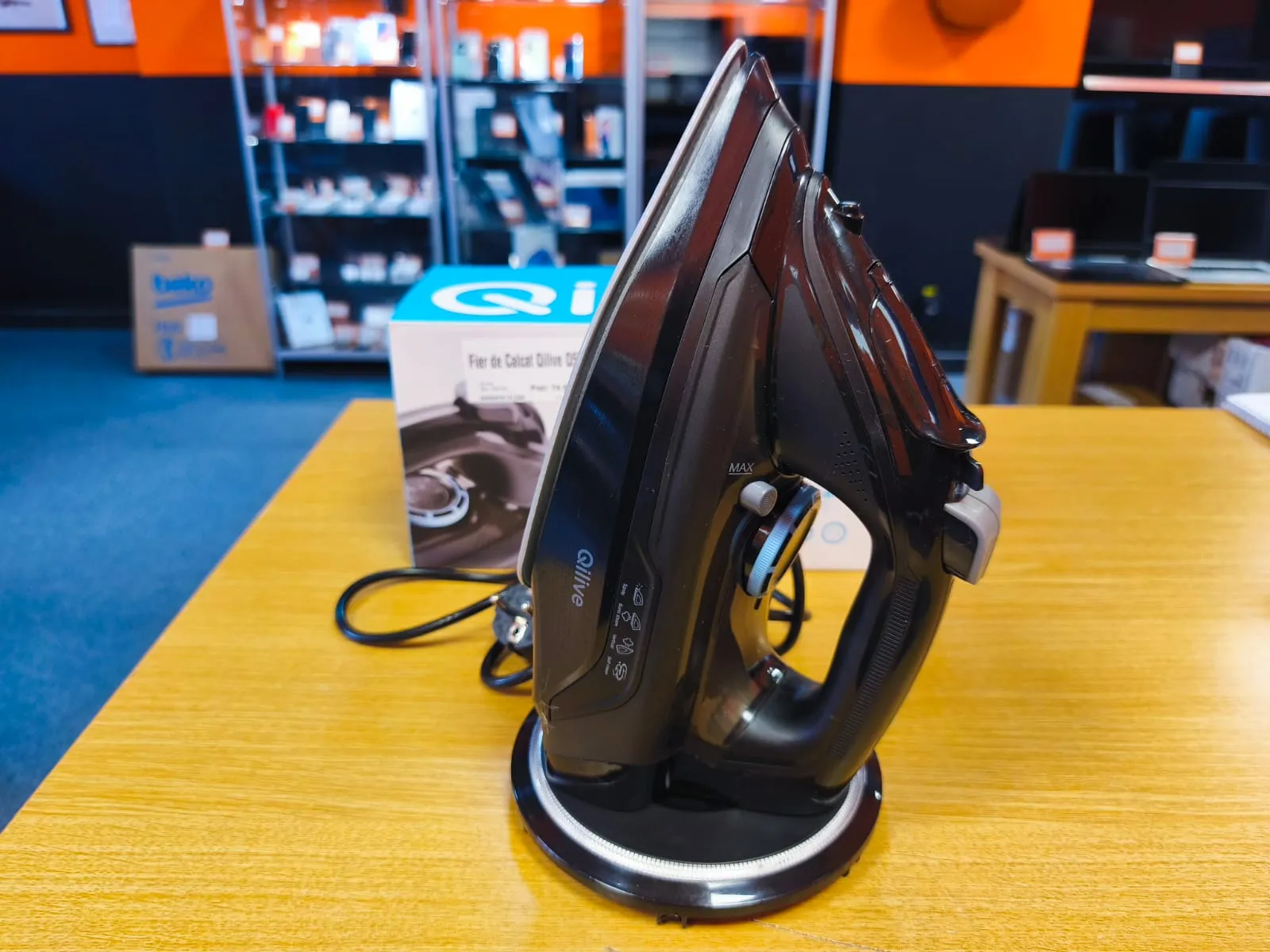 Fier de Calcat Qilive Q5525, Putere maximă: 2200W, asigurând o încălzire rapidă și menținerea unei temperaturi constante.