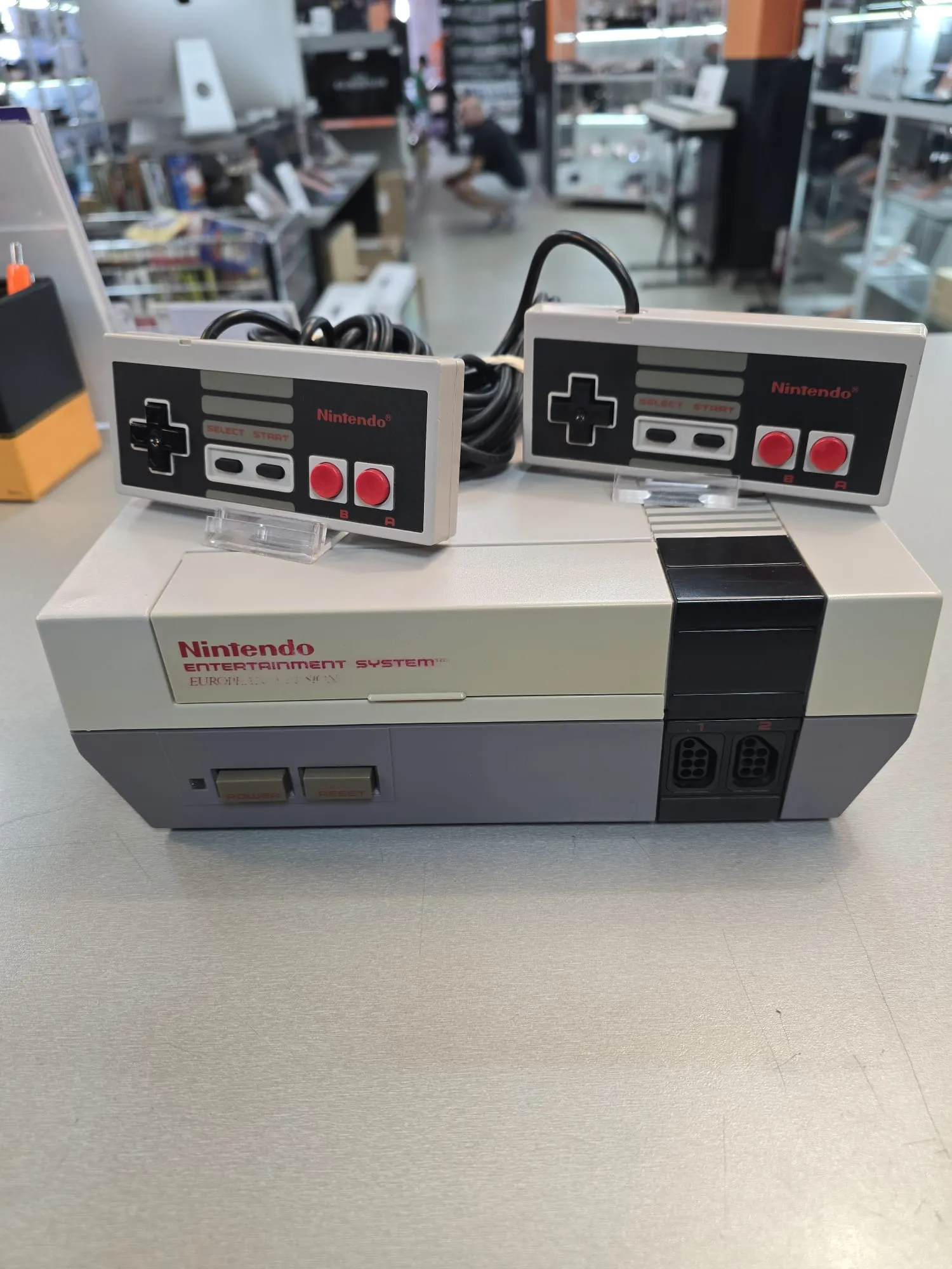 Consola Nintendo Entertainment System NES NESE-001 + 2x Controller