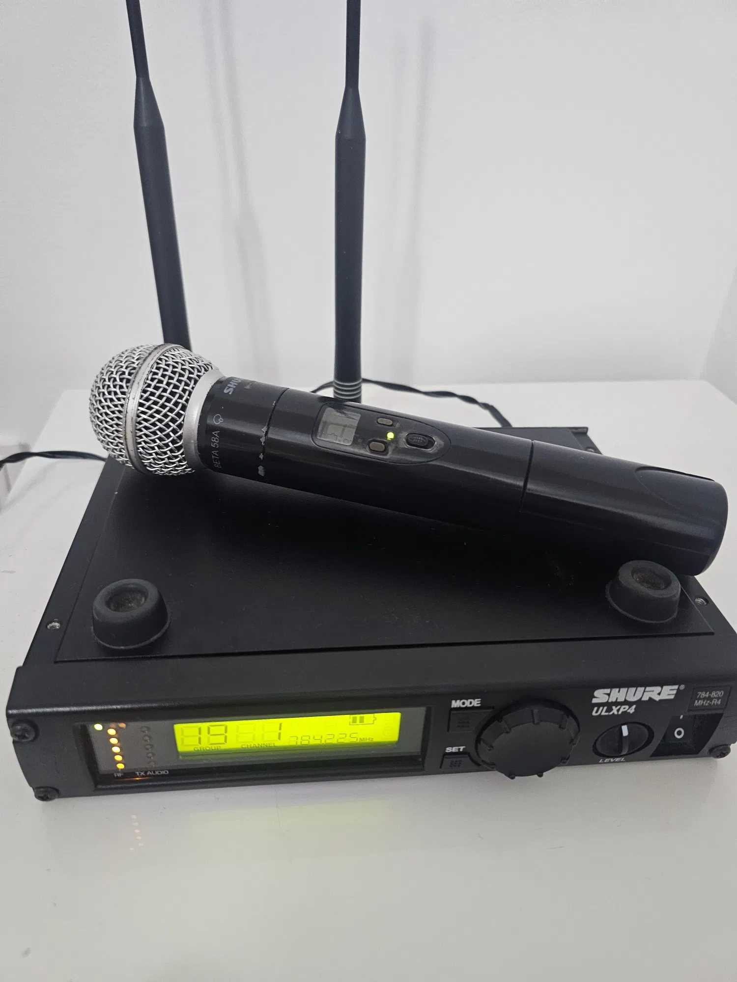 Sistem profesional Microfon Shure BETA58A + Receiver Shure ULXP4