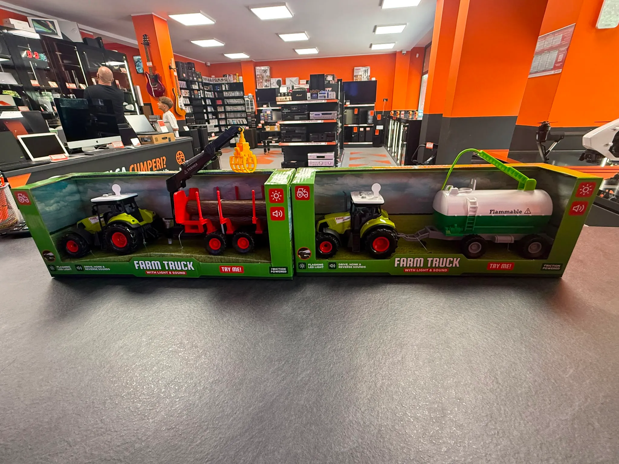 Set Tractor de Jucarie JohnToy Junior Farming cu Remorca si incarcator, lumini, sunete, 39 cm, 3+ Ani