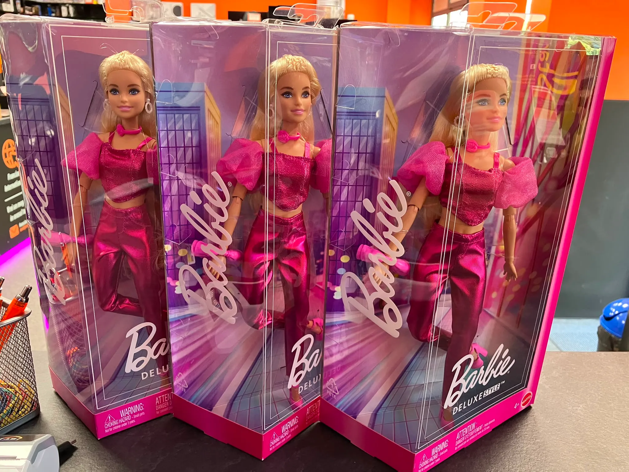 Papusa Barbie Deluxe Style 5, Mattel, JFP40, Tinuta Roz Metalizata, cu Accesorii, 32 Cm, 4+ Ani