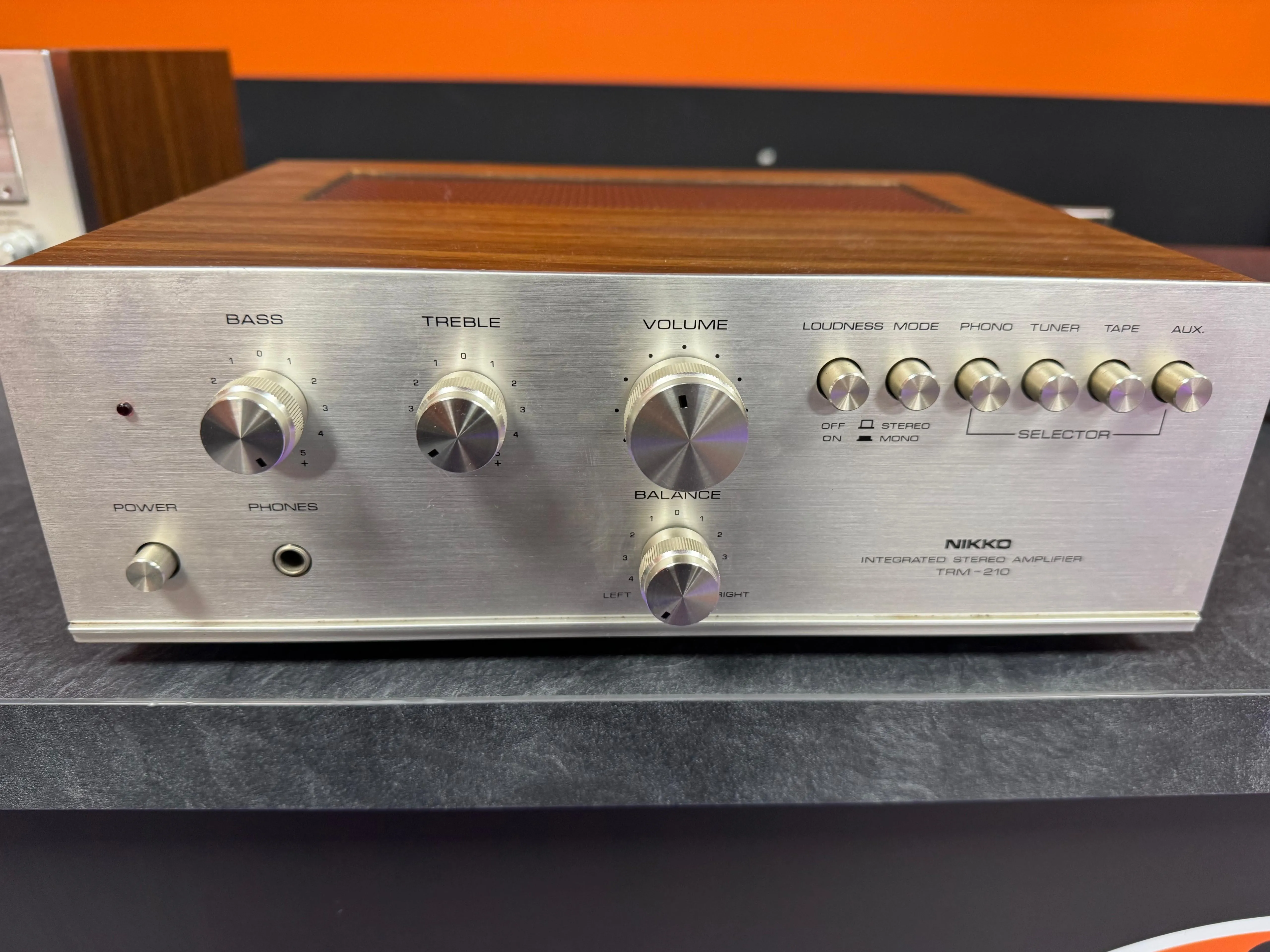 Amplificator Stereo Vintage Nikko TRM-210D, 2 x 12W, 8 OHm, 20Hz - 20kHz, Phono, AUX, Loudness, Japonia, 1975 - imagine 2