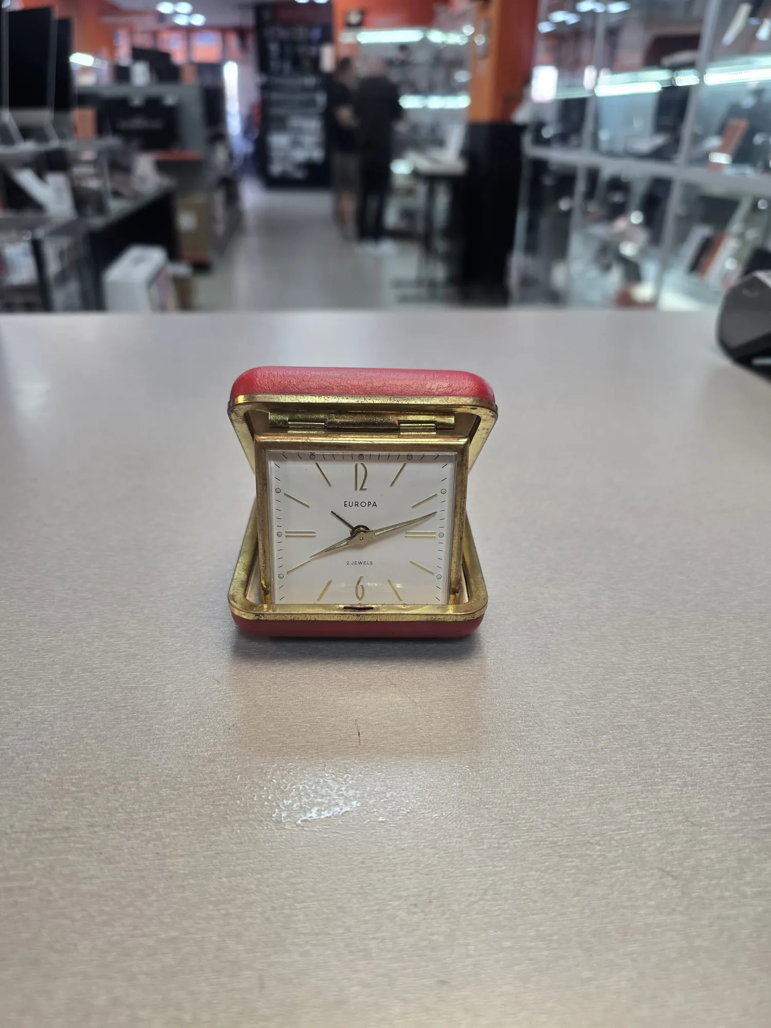 Ceas Mecanic De Masa Europa 2 Jewels, Anii 60, Accente Fosforescente Verzi, Etui Metal cu Piele Rosie - imagine 2