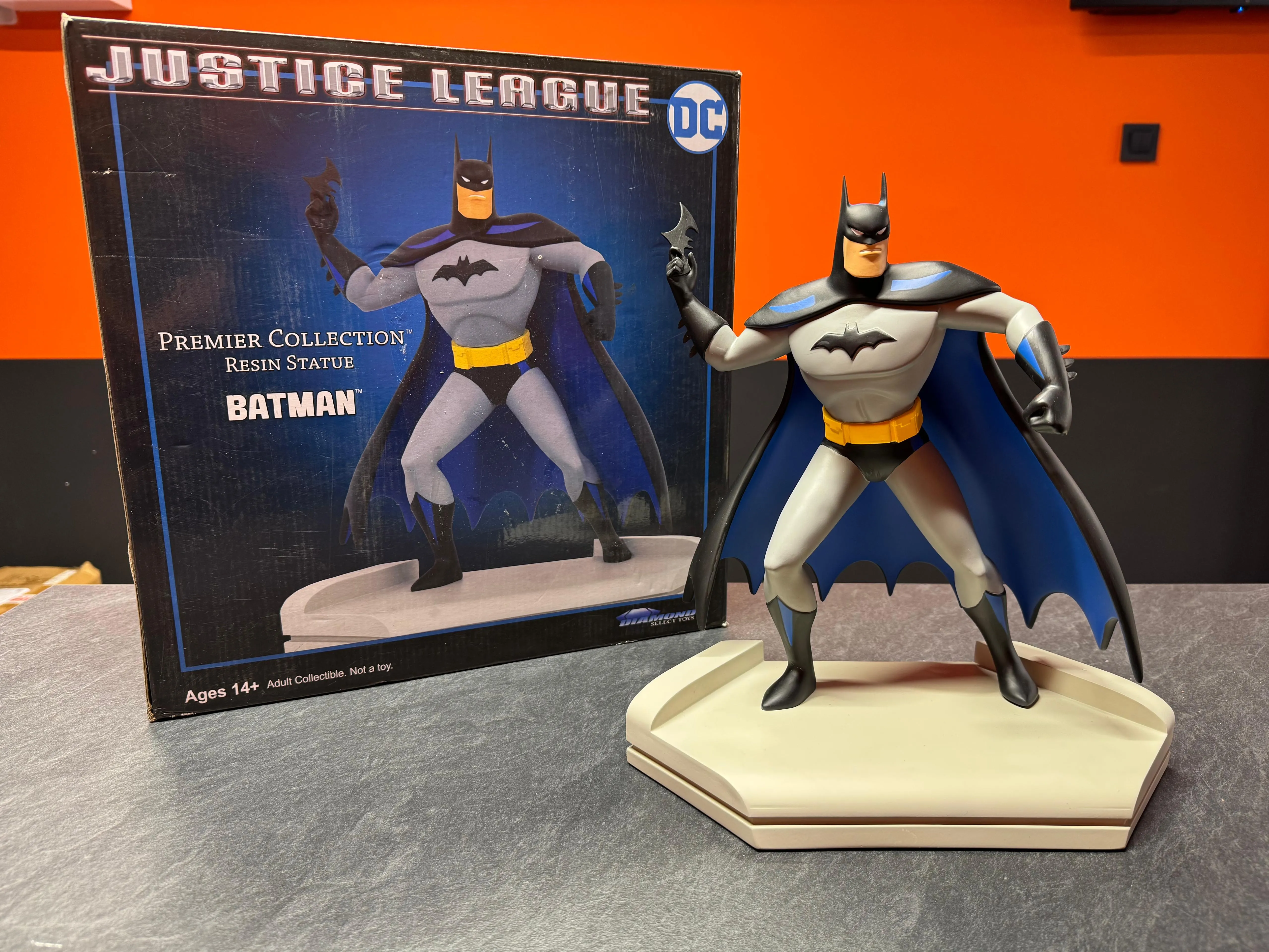 Figurina de colectie Diamond Select Toys DC Justice League Batman Premier Collection, Rasina, 28 cm, Editie Limitata 0624/3000 - imagine 2