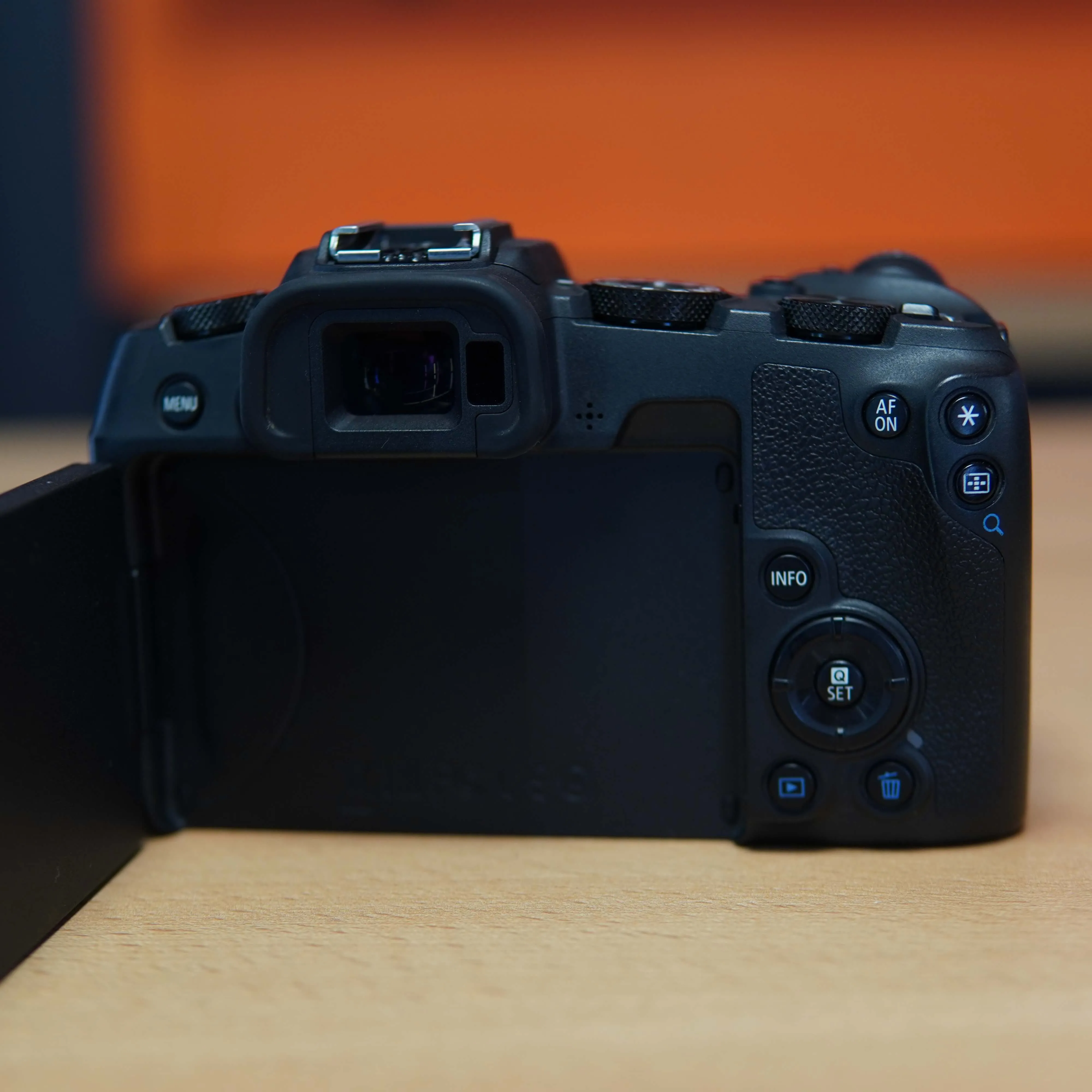 Aparat Foto Mirrorless Canon EOS RP, Full-Frame, 26.2 Mp, 4K, Rezolutie imagine 6240 x 4160, Wi-Fi, LCD 3'', 30.000 Clickuri - imagine 6