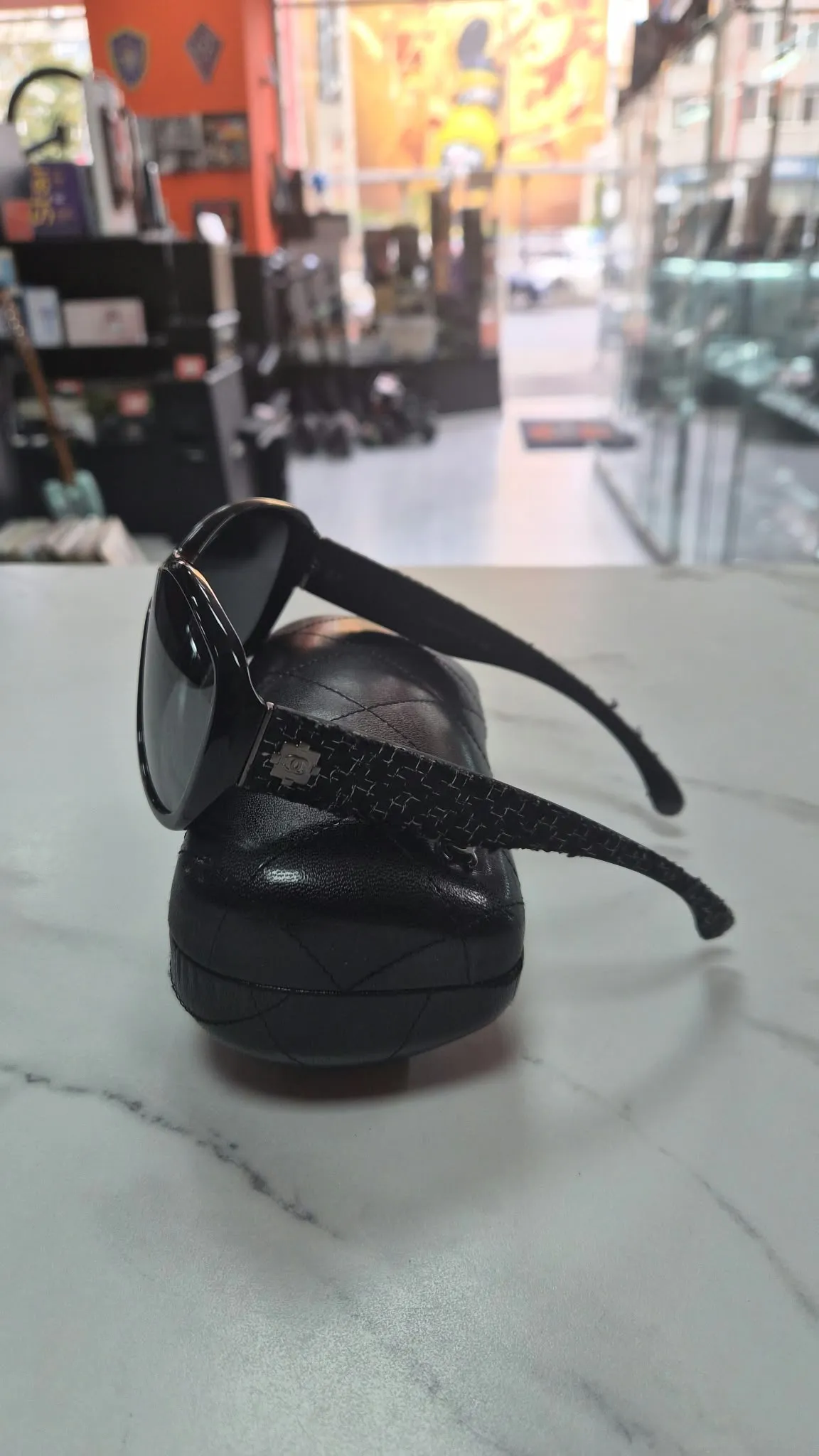 Ochelari de soare Chanel 5242 c.501/3f Chain Collection, Rama Neagra, Detalii Lant Metalic, Lentile Gri Degrade - imagine 2