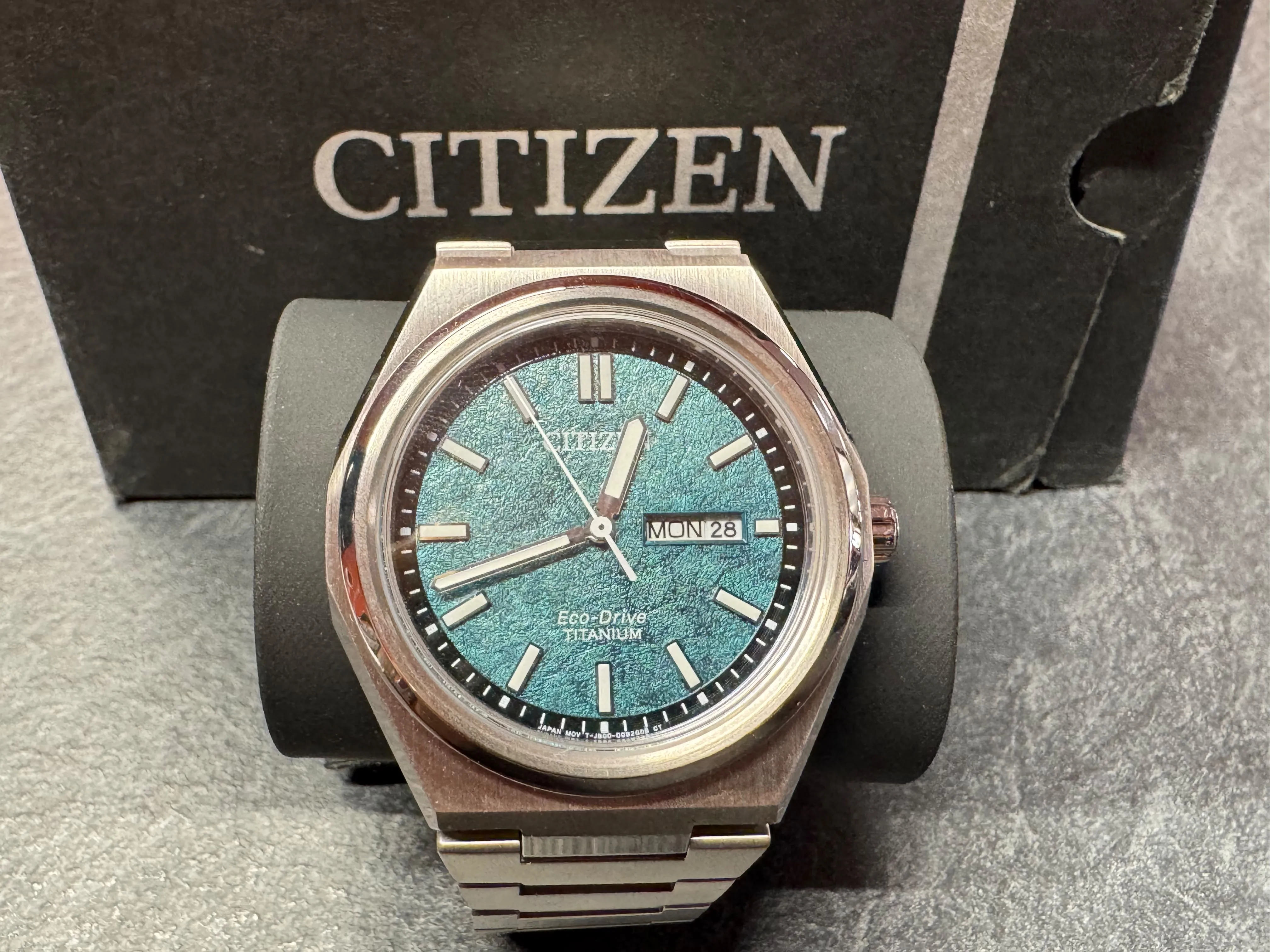 Ceas Citizen Zenshin AW0130-85X, Eco-Drive J800, Super Titanium, 39.5 mm, Geam Safir, Day-Date, 10 ATM / 100 m, Cadran Verde - imagine 3