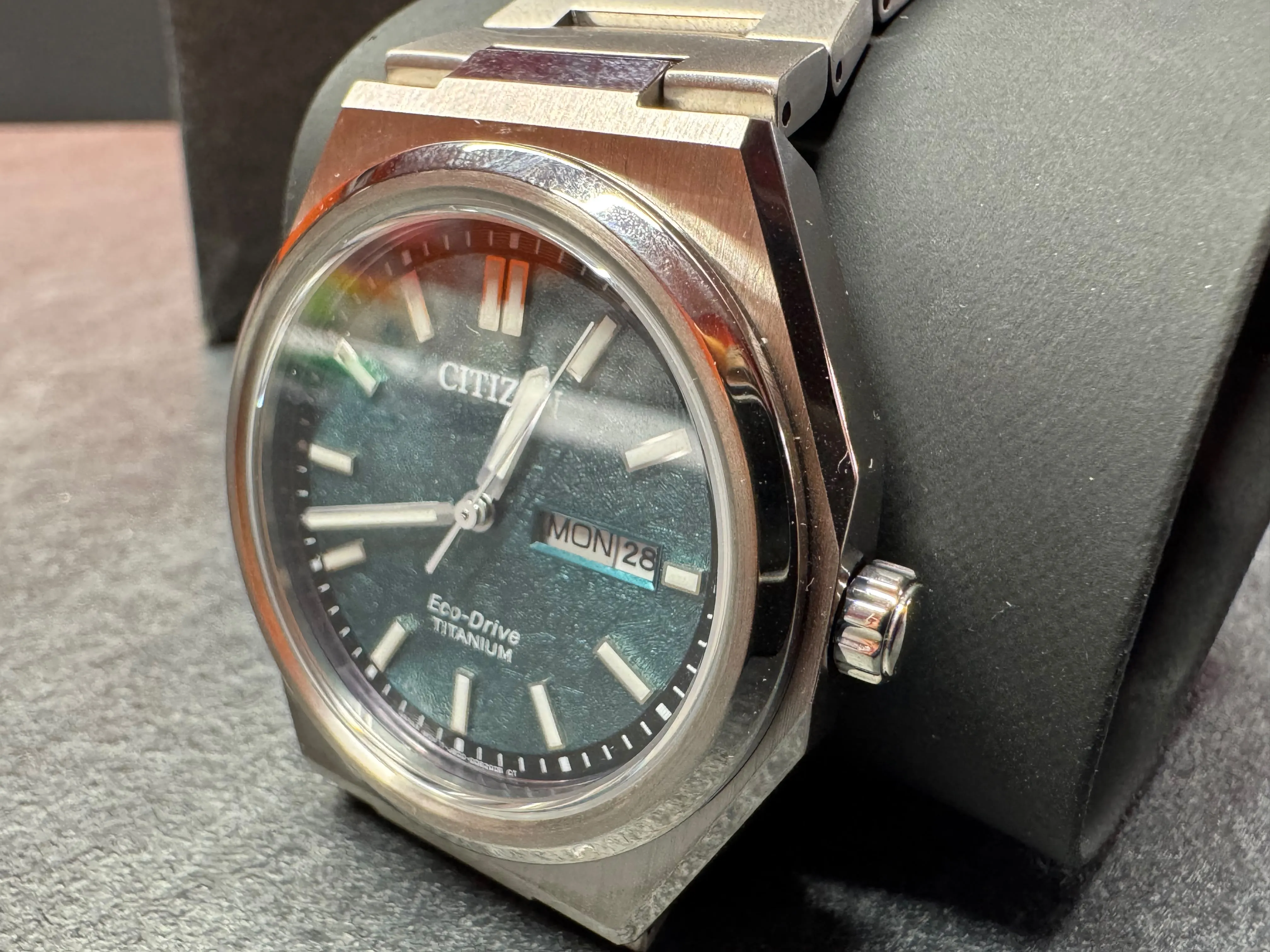 Ceas Citizen Zenshin AW0130-85X, Eco-Drive J800, Super Titanium, 39.5 mm, Geam Safir, Day-Date, 10 ATM / 100 m, Cadran Verde - imagine 4