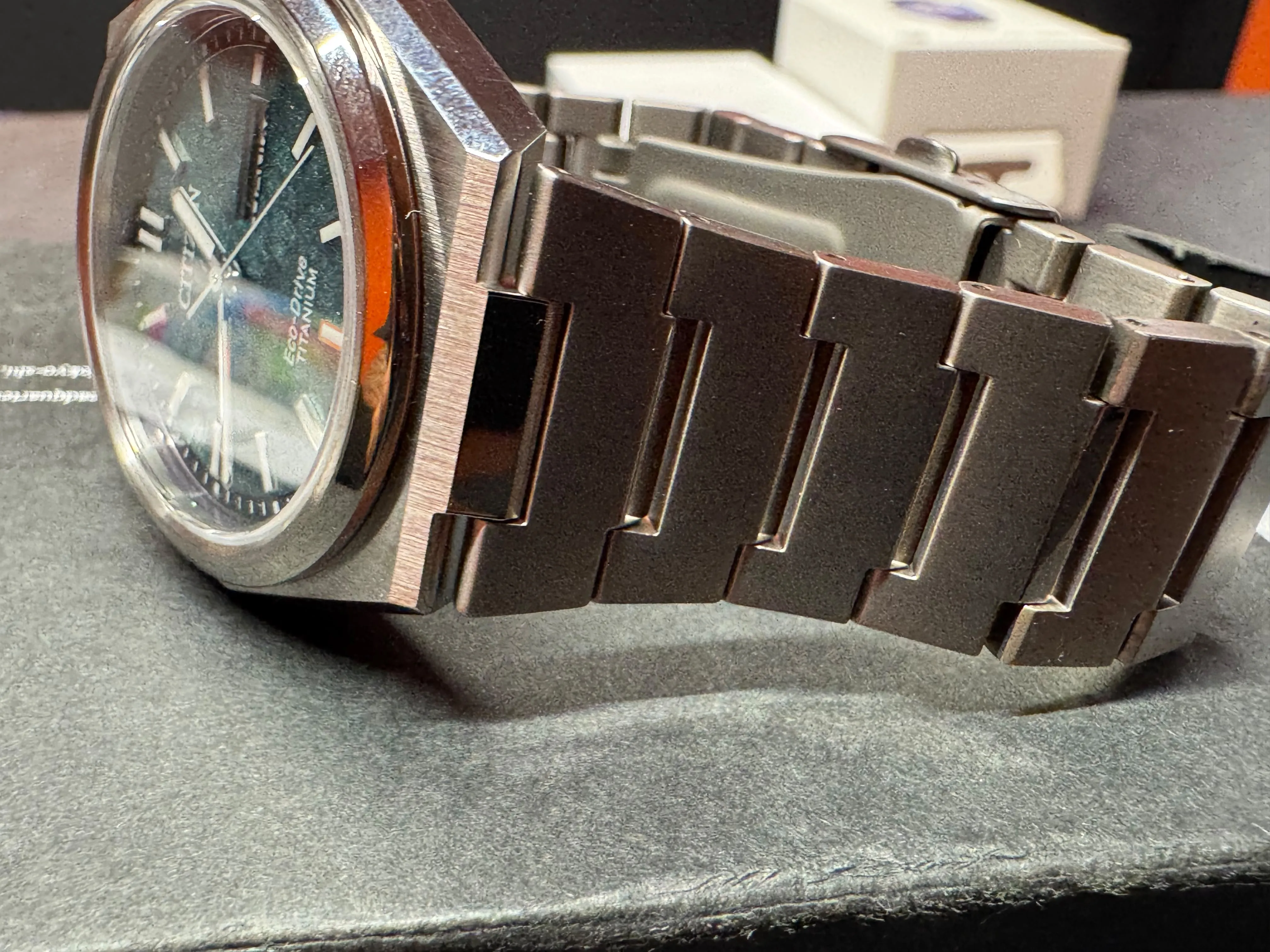 Ceas Citizen Zenshin AW0130-85X, Eco-Drive J800, Super Titanium, 39.5 mm, Geam Safir, Day-Date, 10 ATM / 100 m, Cadran Verde - imagine 5
