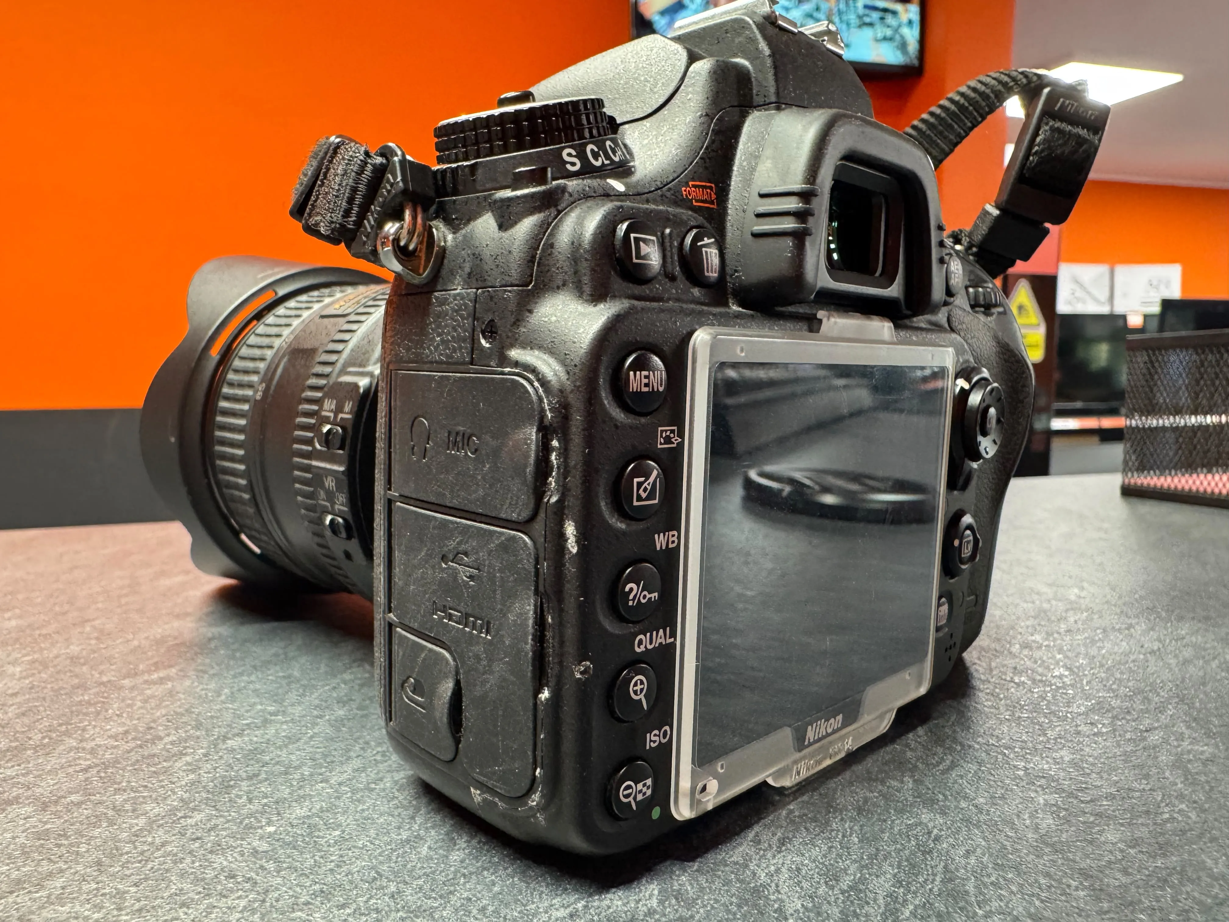 Aparat foto DSLR Nikon D610 Full Frame 24.3MP, Full HD, ISO 100-6400 + Obiectiv AF-S Nikkor 24-85mm f/3.5-4.5G ED VR, Stabilizare Optica, Autofocus SWM, Nikon F, Negru