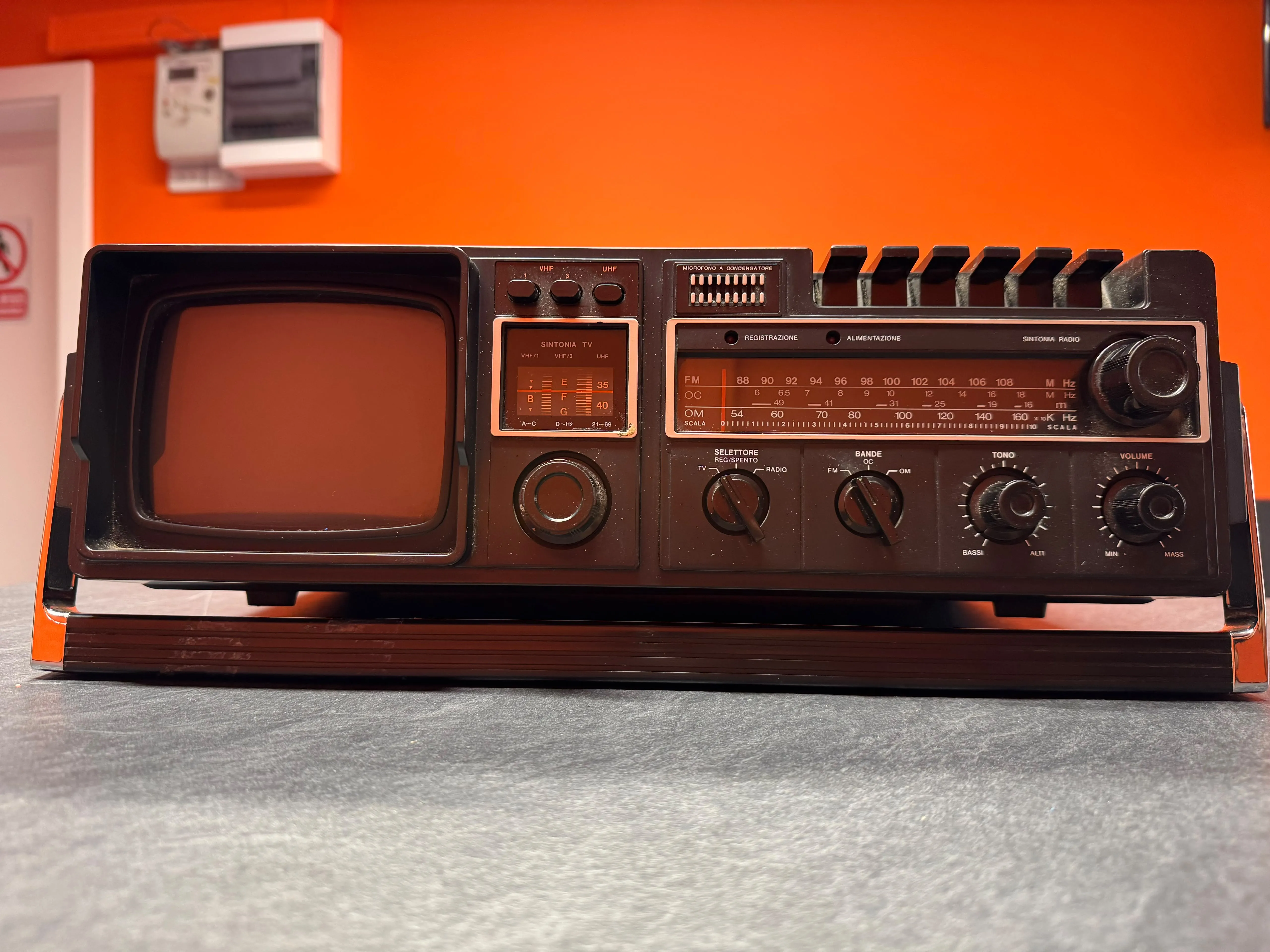 Televizor/Casetofon Portabil Vintage Orion 7251, CRT 5", Alb-Negru, Radio FM/AM/SW, VHF/UHF, Difuzor Integrat, Negru - imagine 2