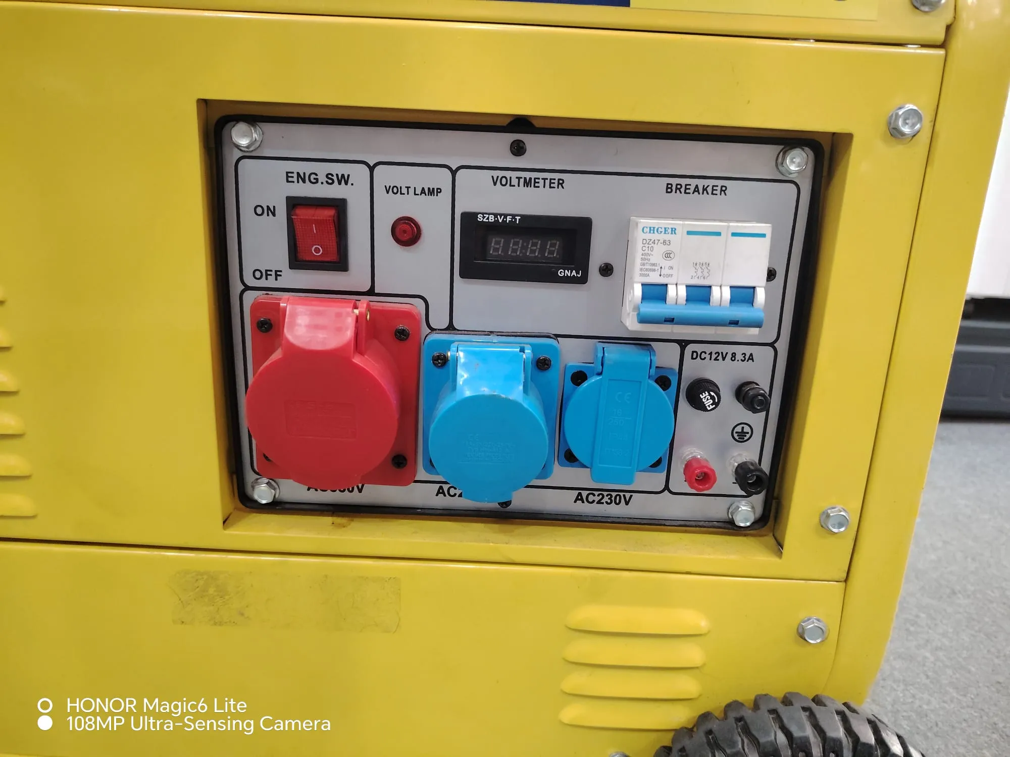 Generator Electric New Holland JX11000 Benzina, Invertor AVR, Grup Electrogen supralentiat, Voltmetru Digital, Protectie automata prin intrerupator, Prize 230V/400V, Cadru Metalic, Motor 15 Cp, Roti si maner pentru transport, Galben - imagine 2