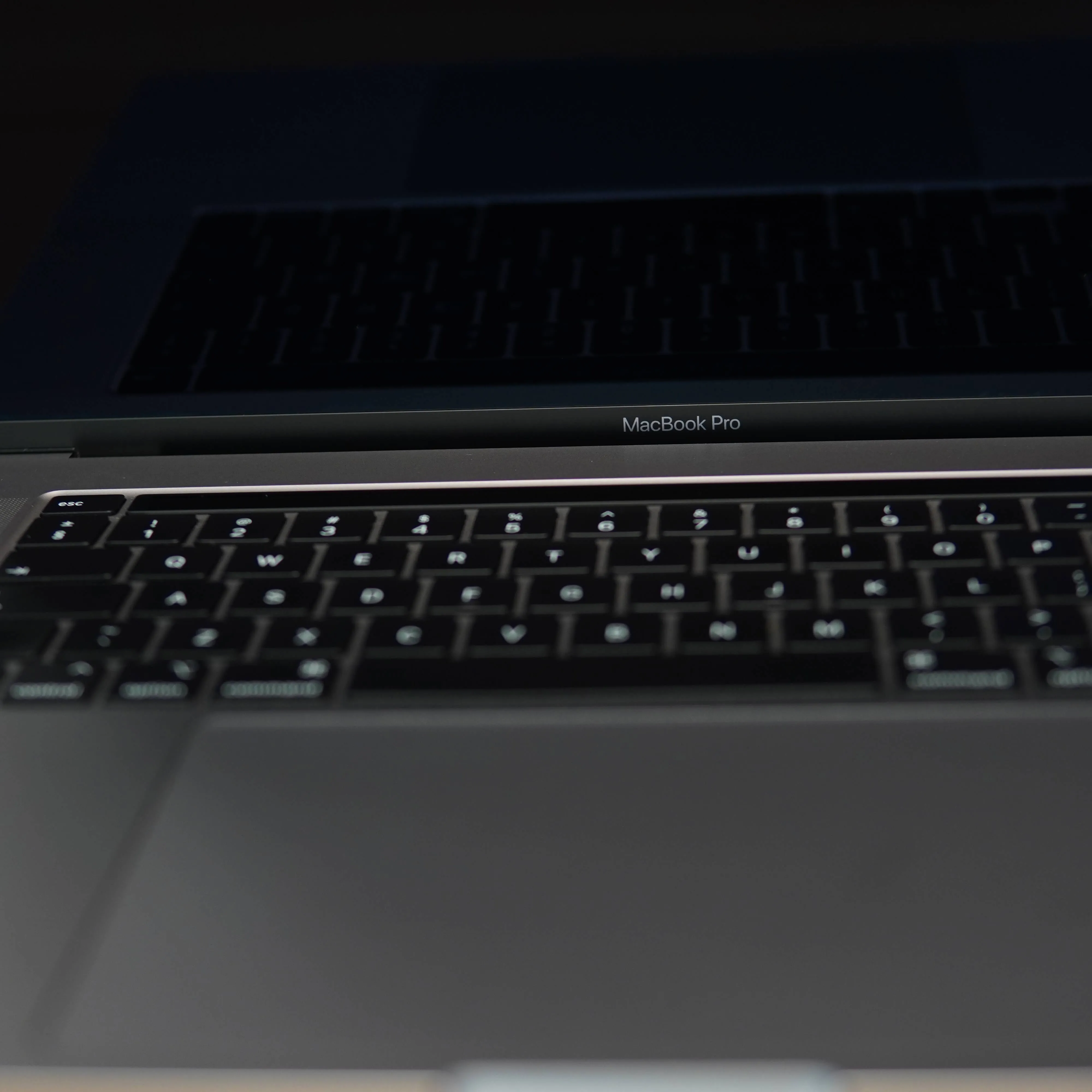 Apple MacBook Pro 16 2019 A2141, Display Retina 16'', Intel Core i9 8-Core 2.3 GHz, 16 Gb RAM, SSD 1 TB, AMD Radeon Pro 5500M 4 Gb, Touch Bar, Thunderbolt, Silver - imagine 11