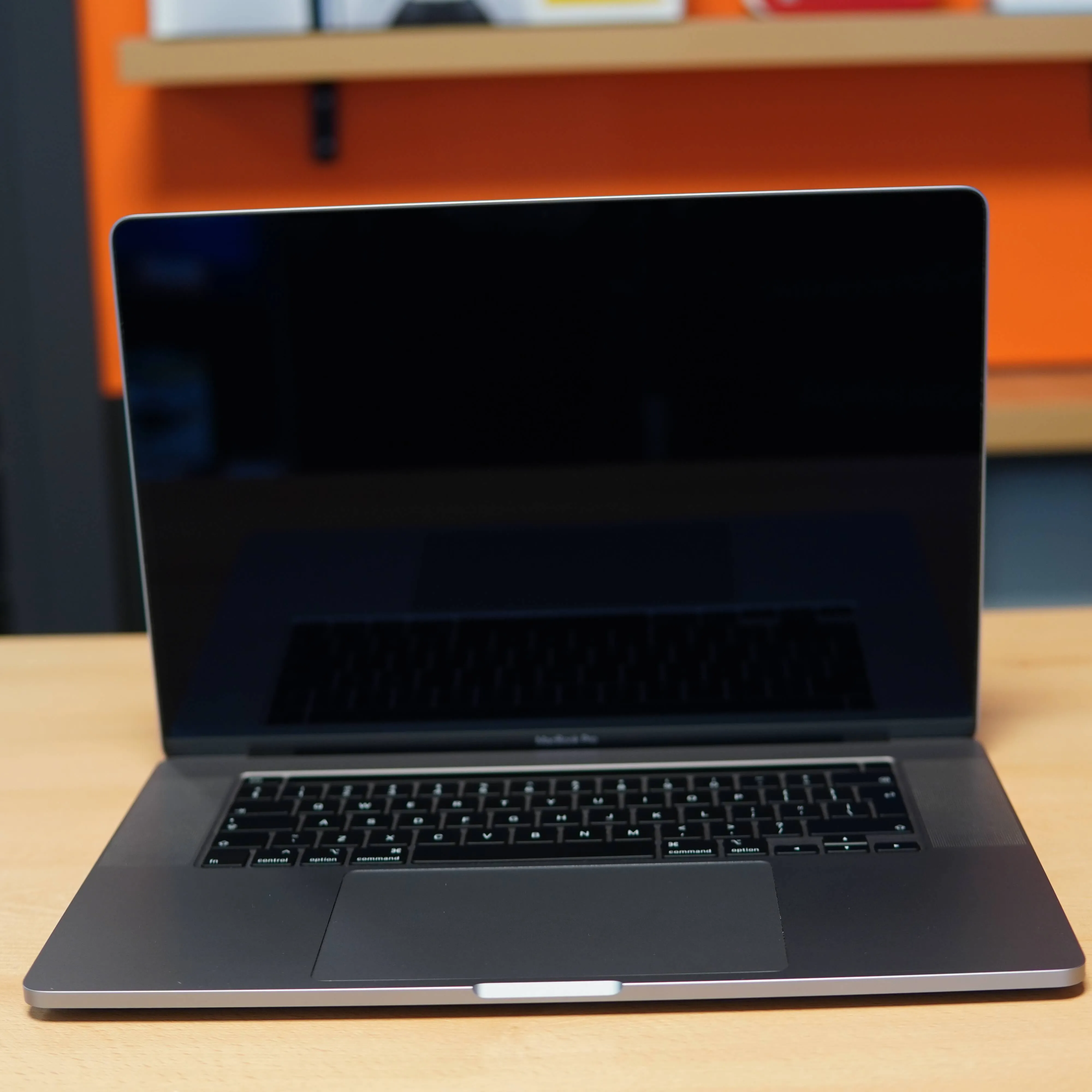 Apple MacBook Pro 16 2019 A2141, Display Retina 16'', Intel Core i9 8-Core 2.3 GHz, 16 Gb RAM, SSD 1 TB, AMD Radeon Pro 5500M 4 Gb, Touch Bar, Thunderbolt, Silver - imagine 8