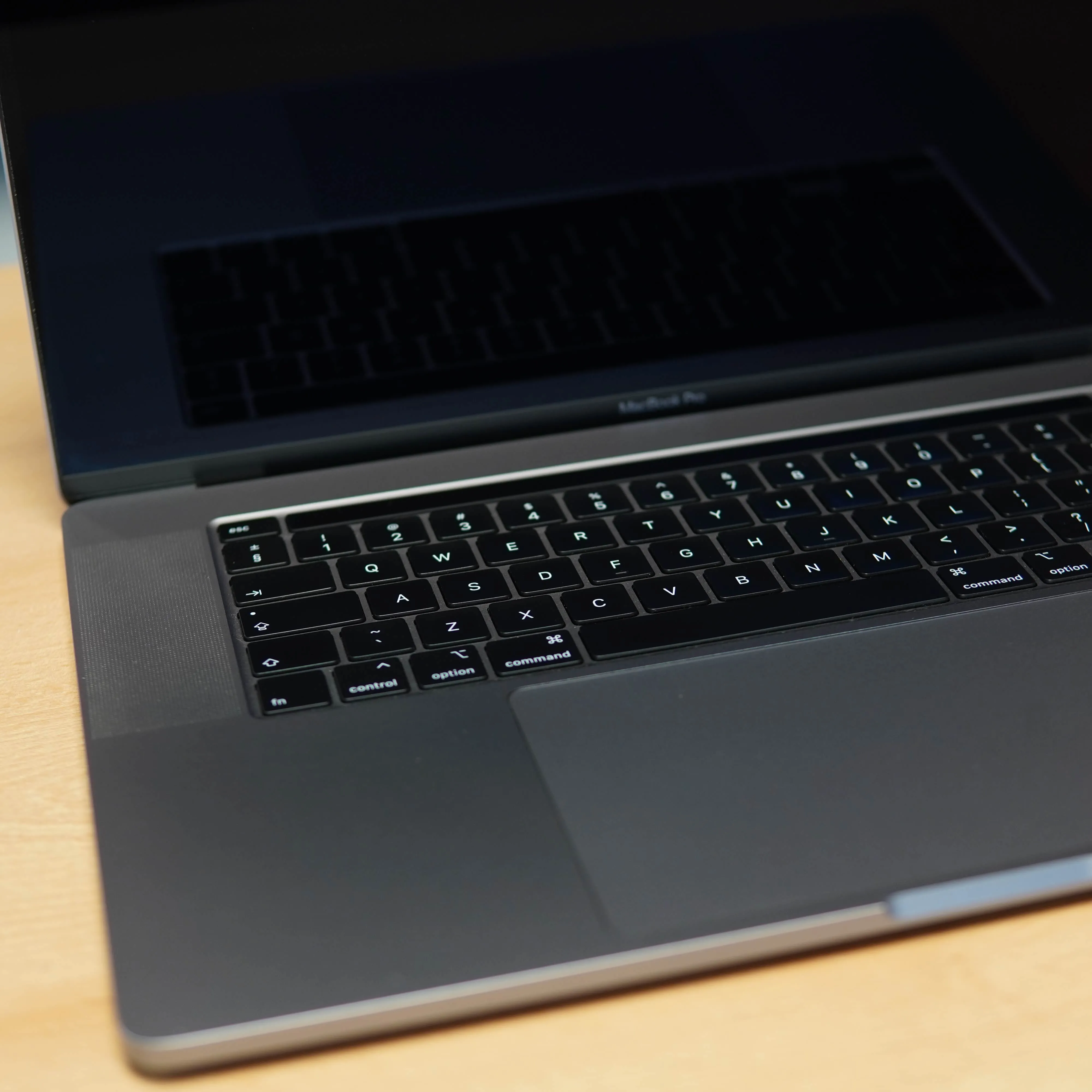 Apple MacBook Pro 16 2019 A2141, Display Retina 16'', Intel Core i9 8-Core 2.3 GHz, 16 Gb RAM, SSD 1 TB, AMD Radeon Pro 5500M 4 Gb, Touch Bar, Thunderbolt, Silver - imagine 9