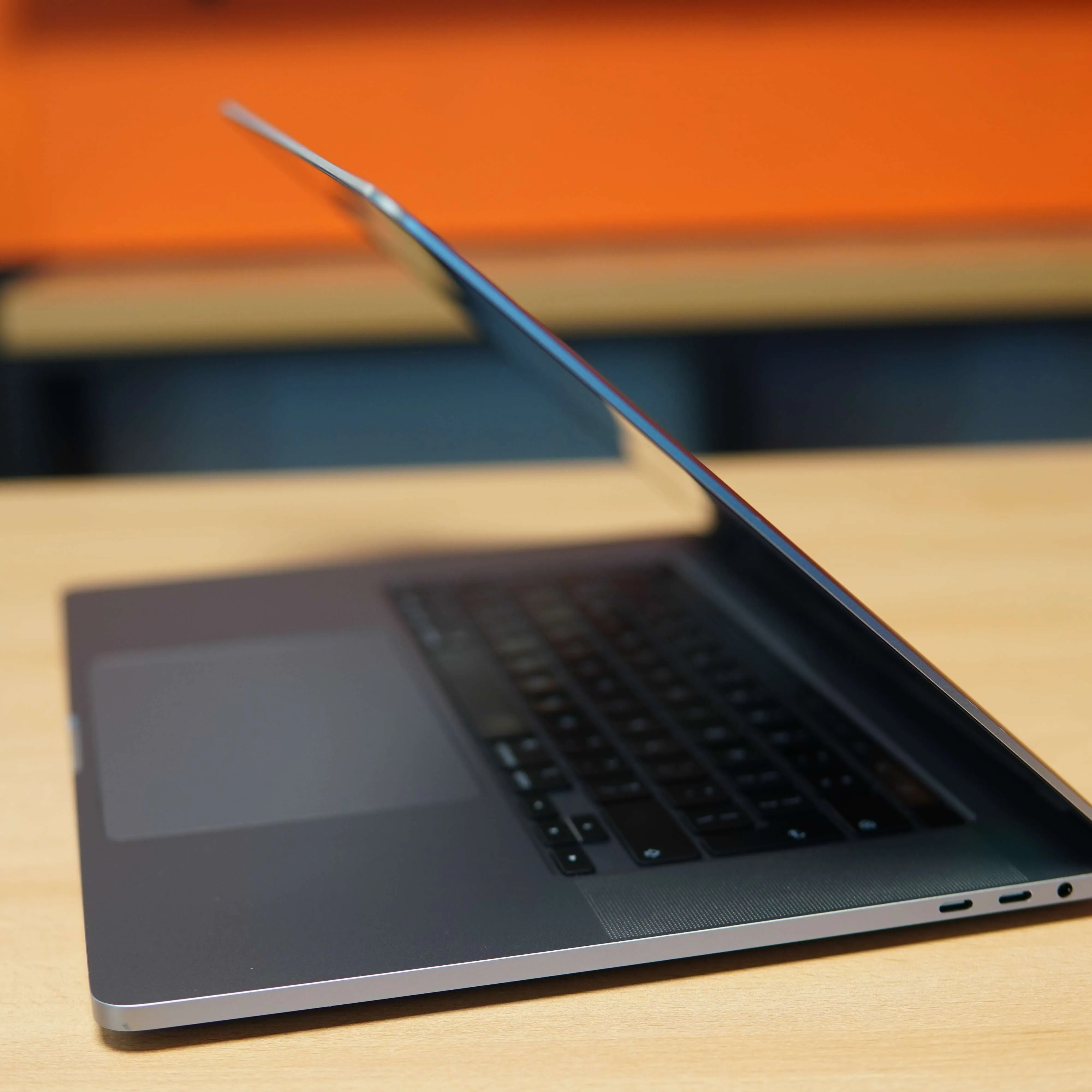 Apple MacBook Pro 16 2019 A2141, Display Retina 16'', Intel Core i9 8-Core 2.3 GHz, 16 Gb RAM, SSD 1 TB, AMD Radeon Pro 5500M 4 Gb, Touch Bar, Thunderbolt, Silver - imagine 17