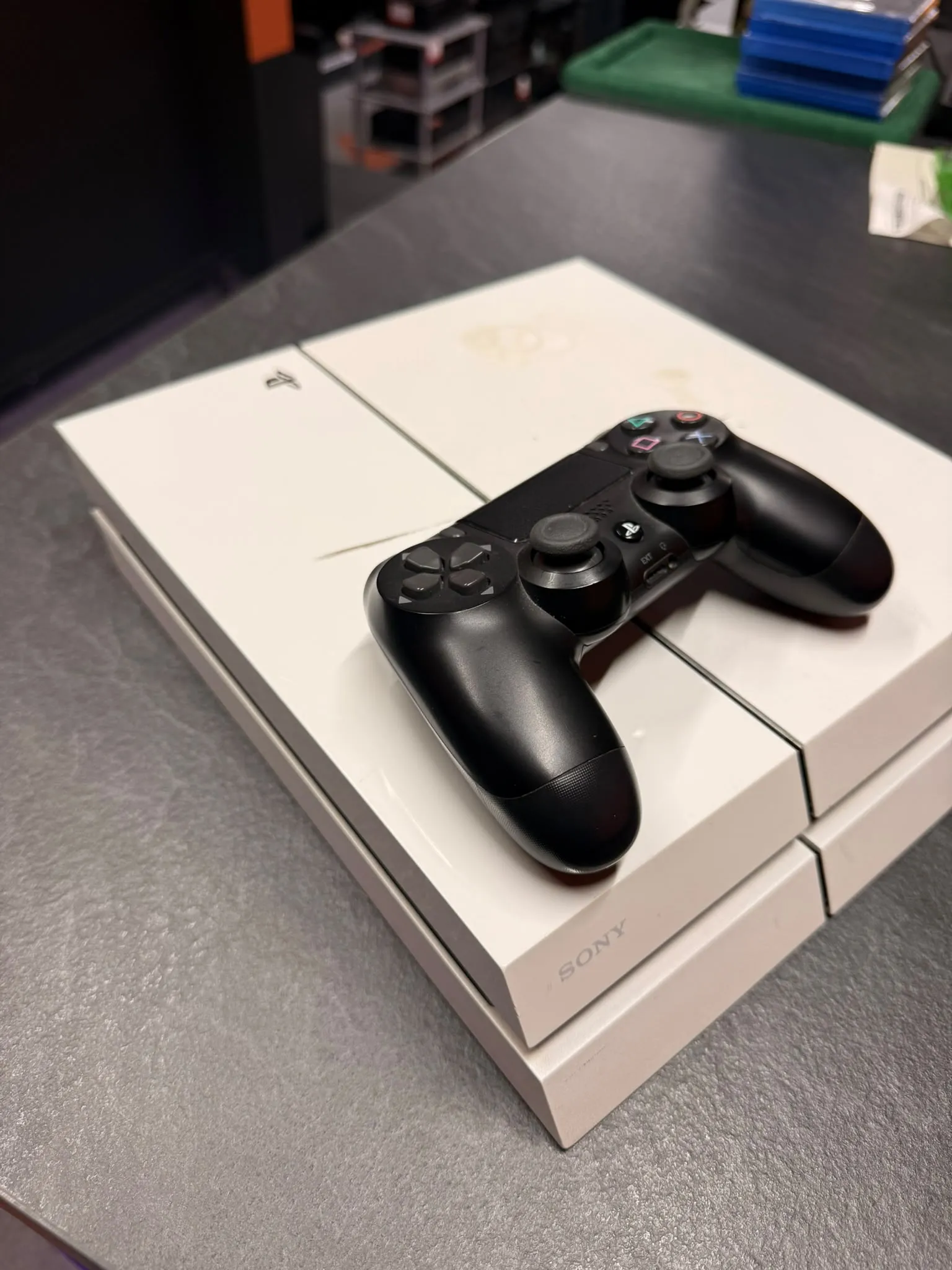 Consola SONY PlayStation 4, 500 Gb, Glacier White + Controller Negru - imagine 2