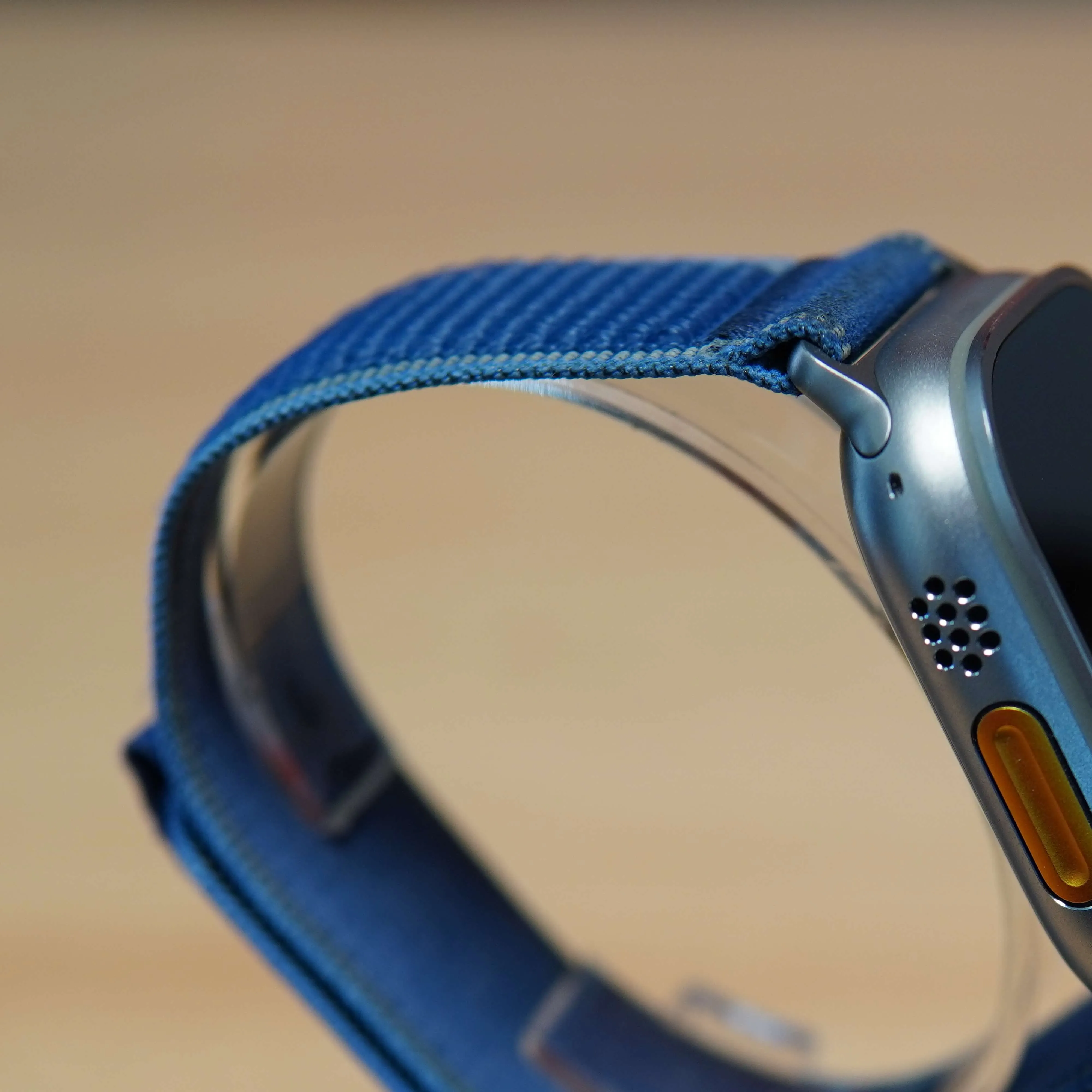 Apple Watch Ultra 3, 49mm, GPS, Cellular, Natural Titanium Case, Blue/Bright Blue Trail Loop M/L - imagine 4
