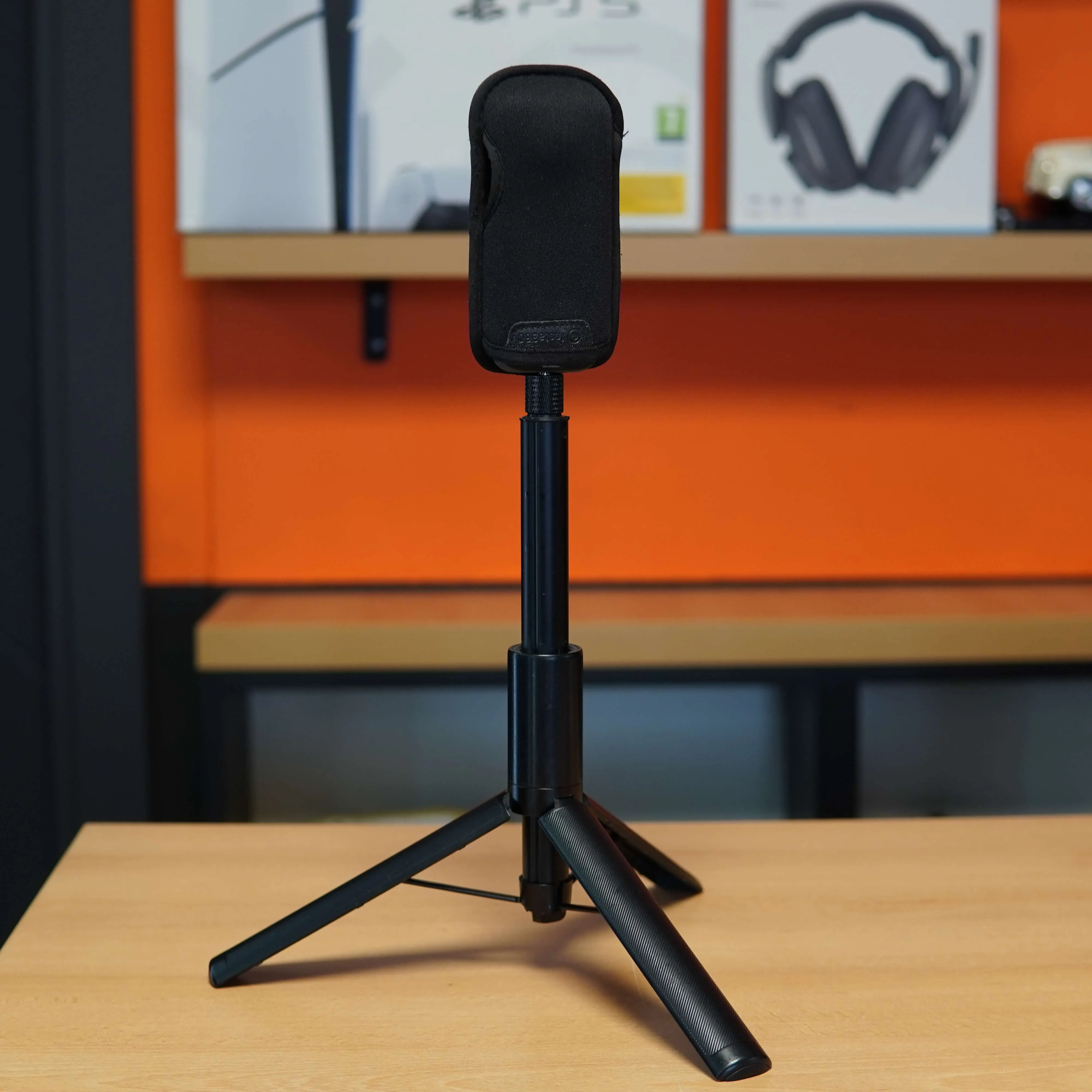 Camera Insta360 X3, 5K Captură 360° cu Ecran Tactil 2.29" și Wi-Fi + Statif, Negru - imagine 2